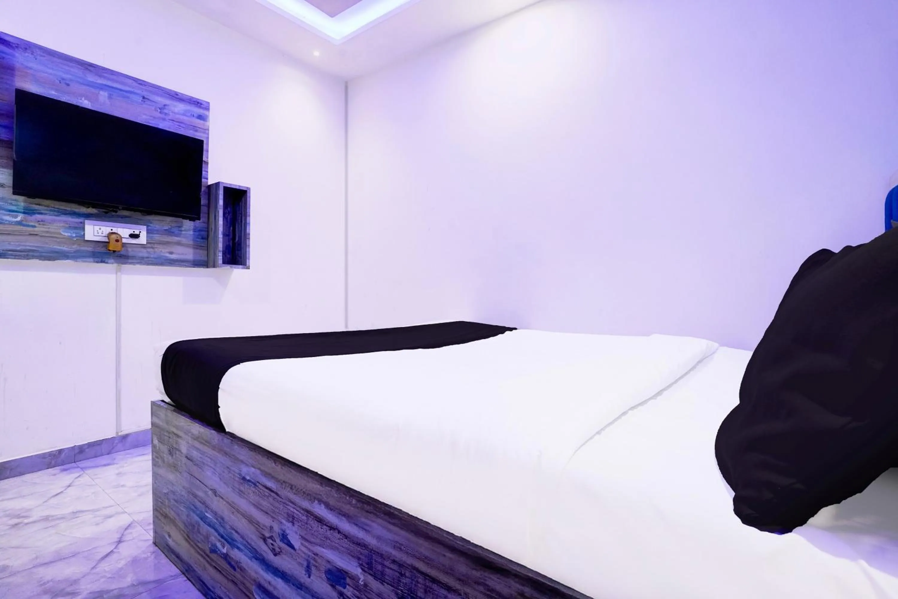 Bedroom, Bed in Collection O Goregaon Near Film City Formerly Cupid