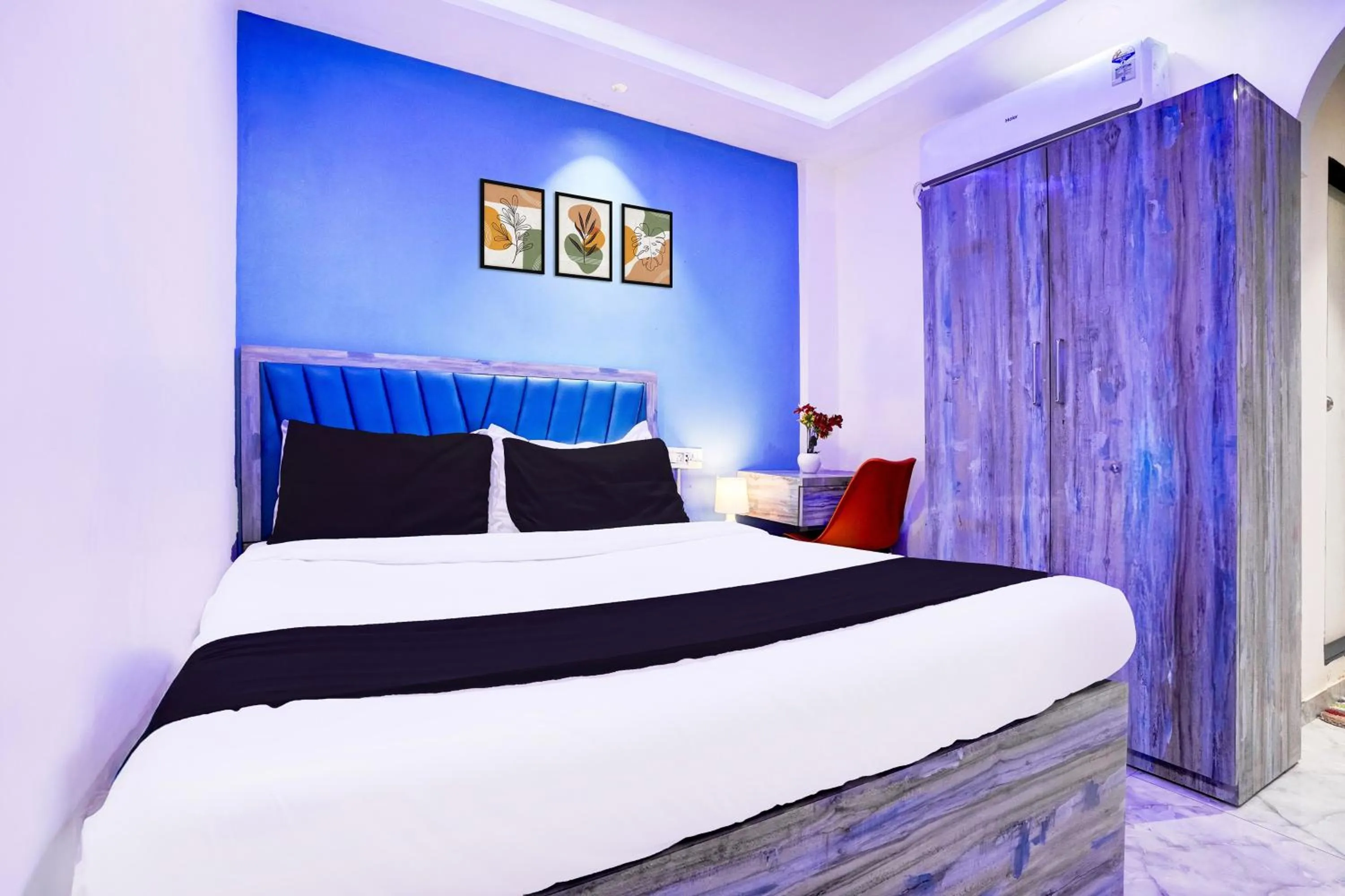 Bedroom, Bed in Collection O Goregaon Near Film City Formerly Cupid