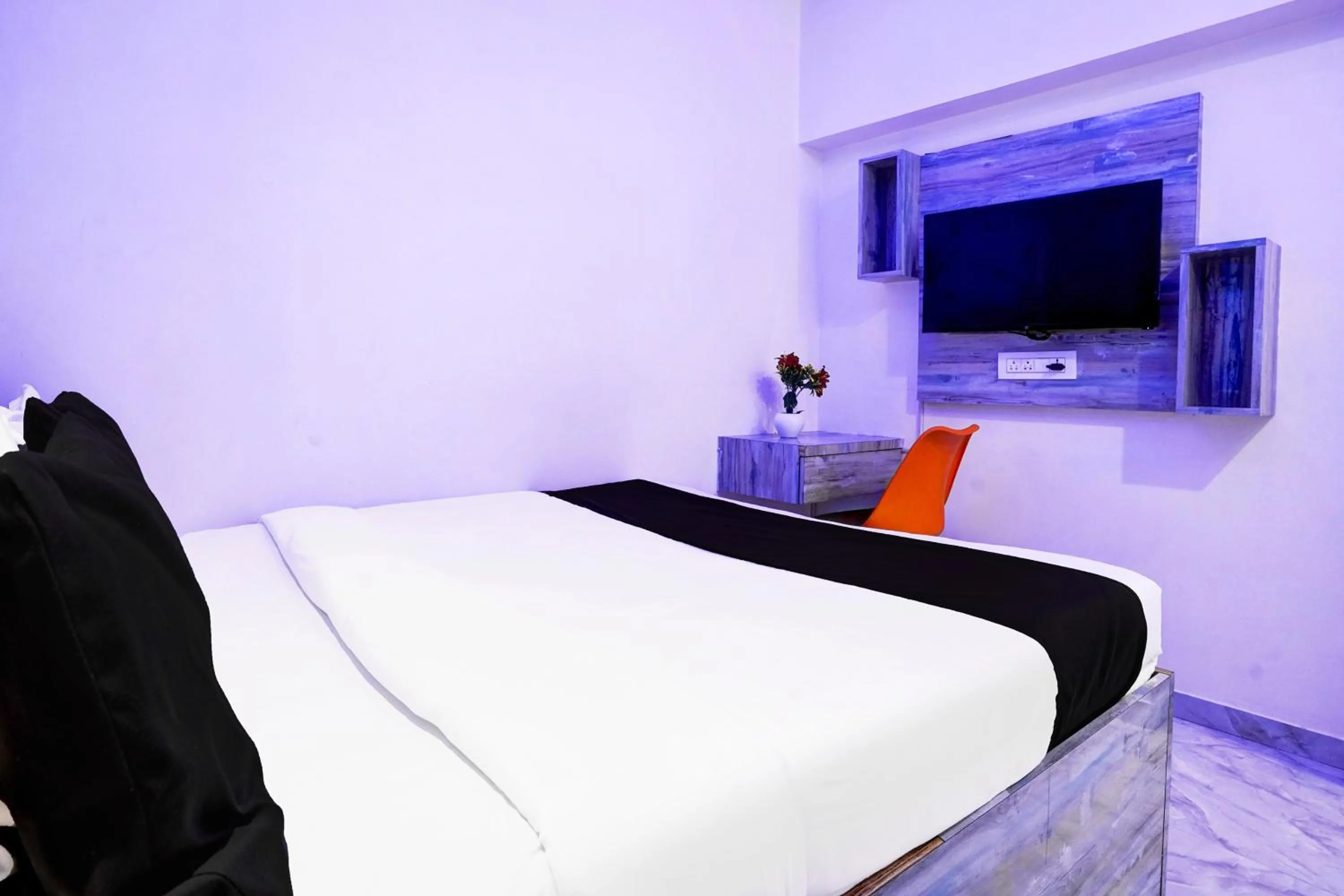 Bedroom, Bed in Collection O Goregaon Near Film City Formerly Cupid