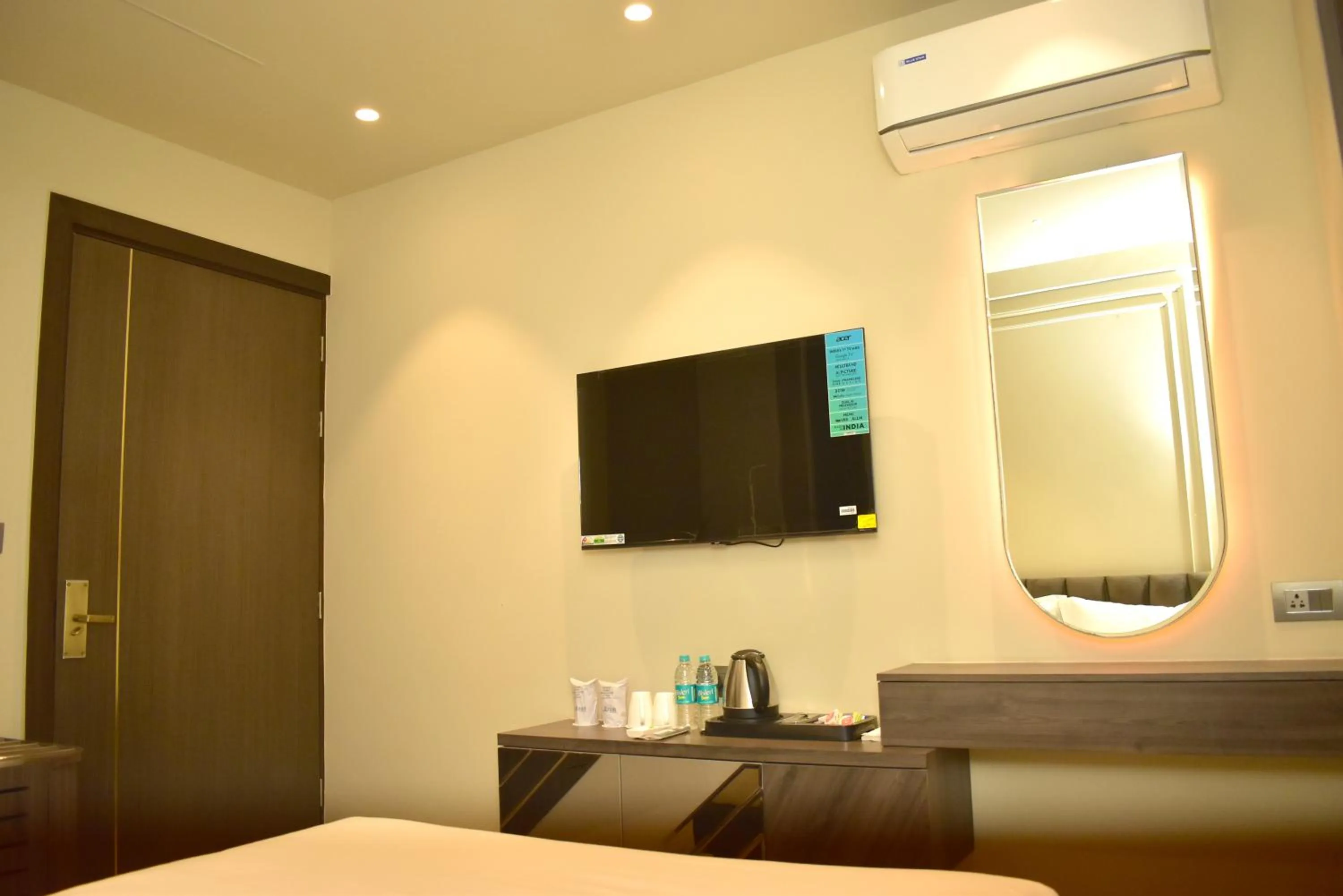 Communal lounge/ TV room in Qotel Signature Coleman Janakpuri