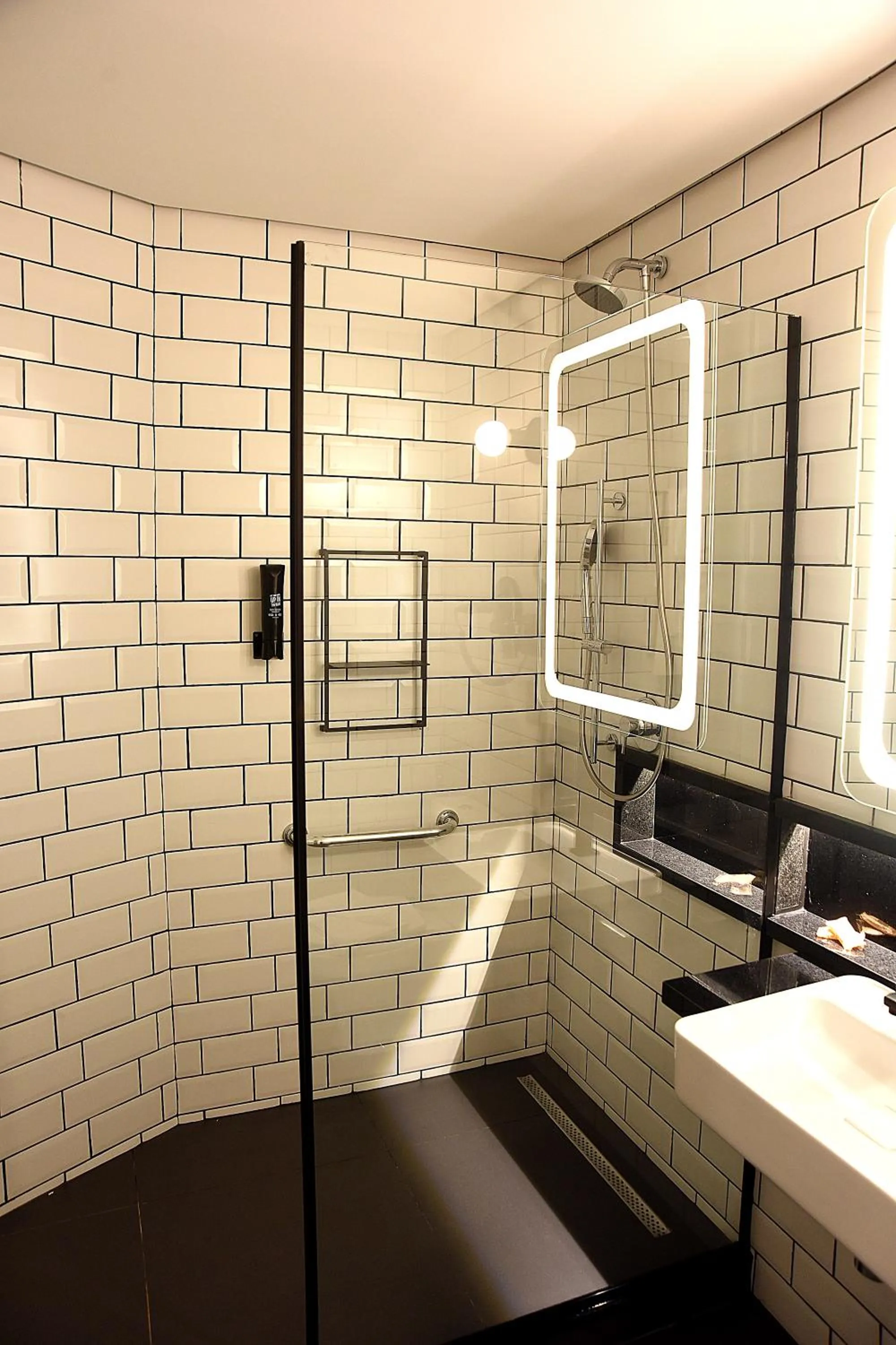 Shower in ibis Tangará Da Serra