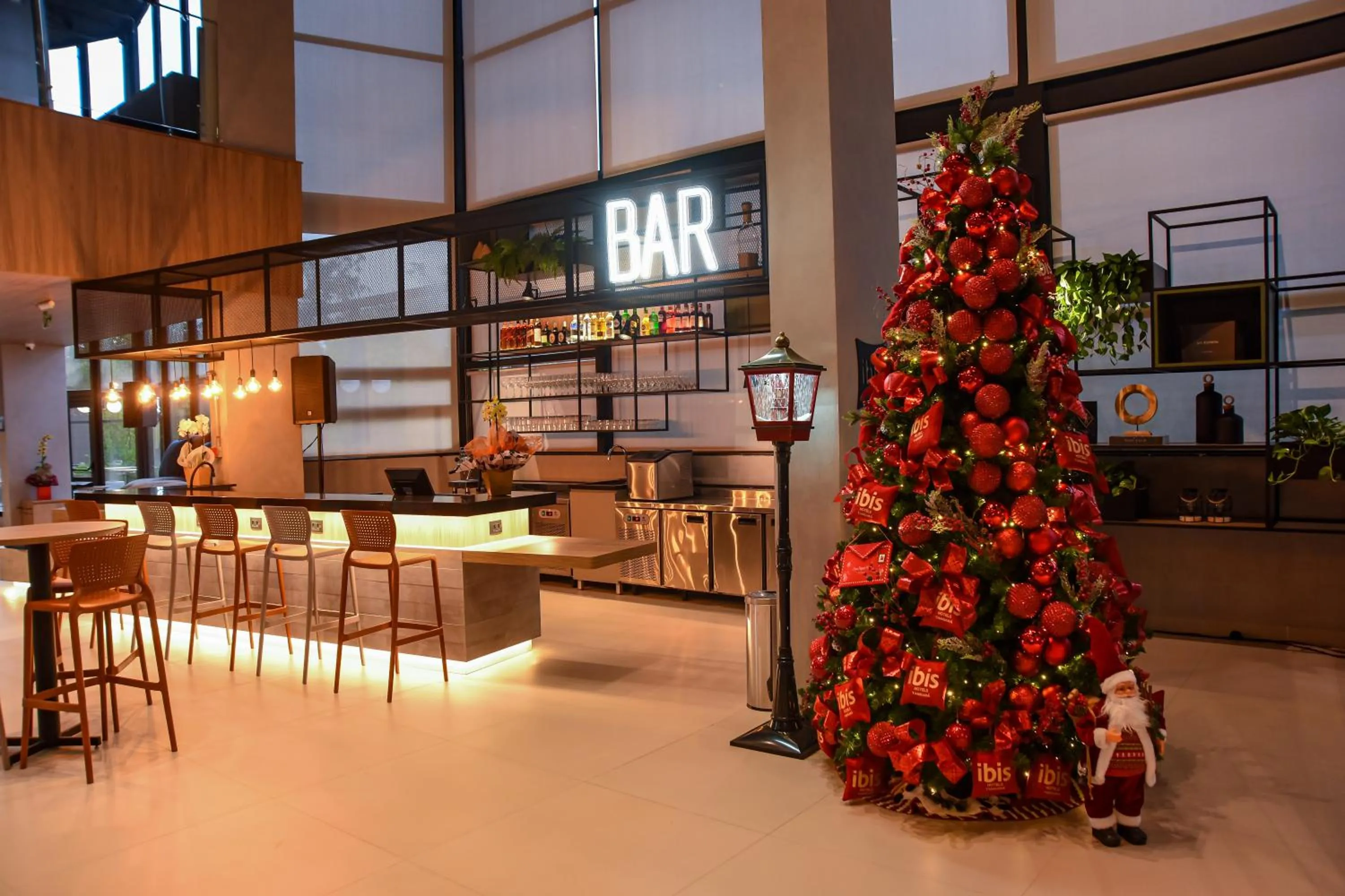 Lounge or bar in ibis Tangará Da Serra