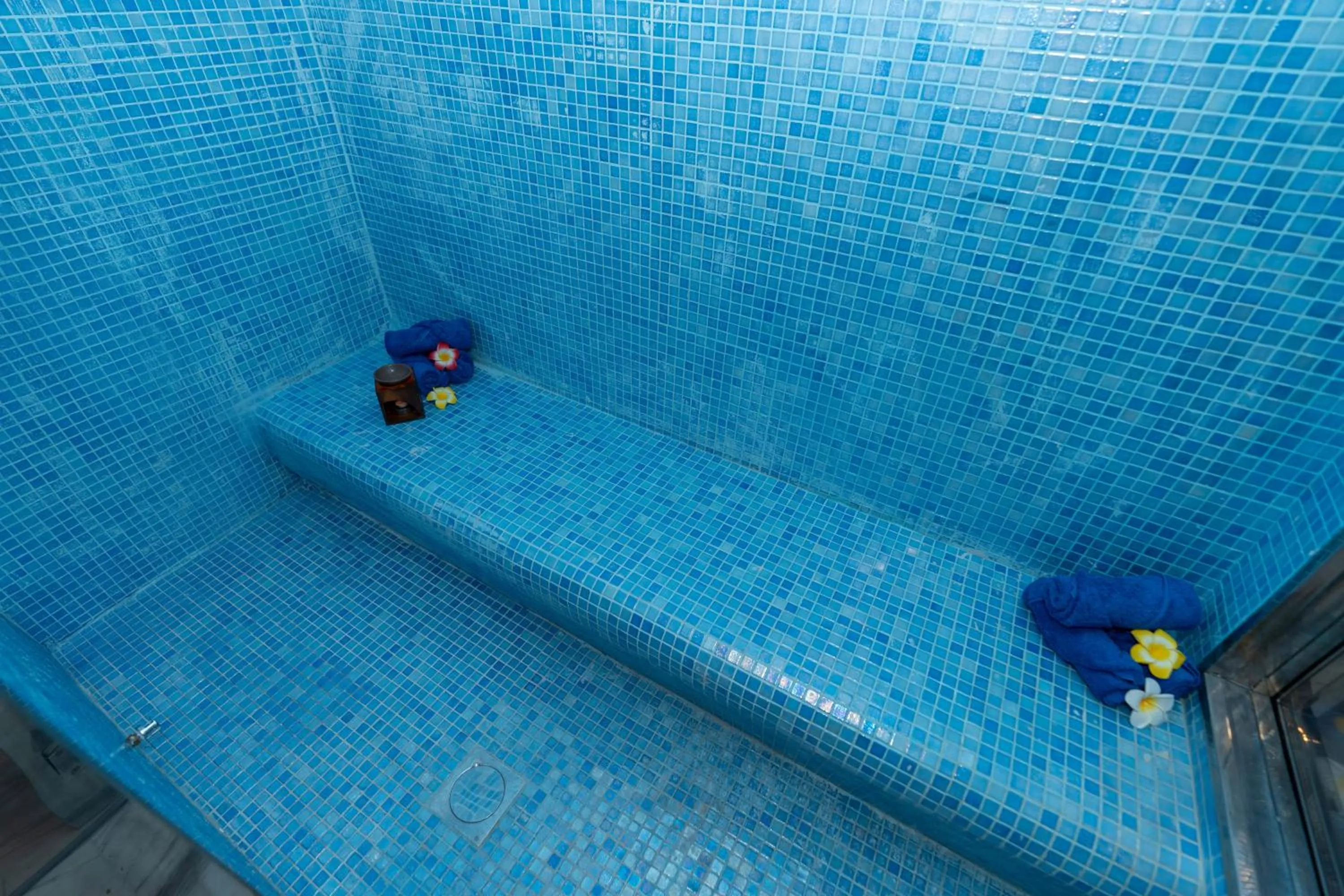 Steam room in West Walk Retaj Hotel