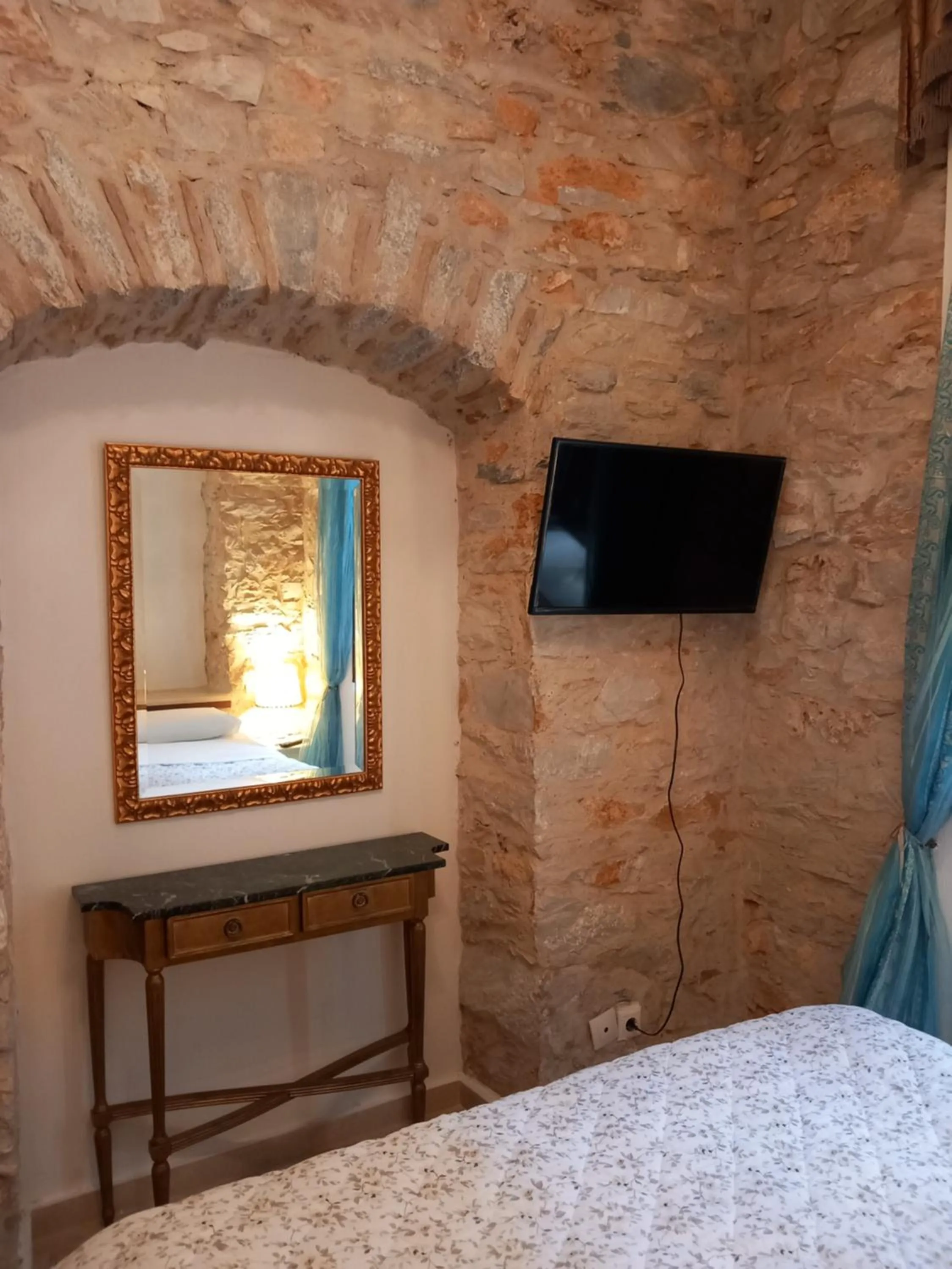 TV and multimedia, Bed in Tsopela Boutique Hotel