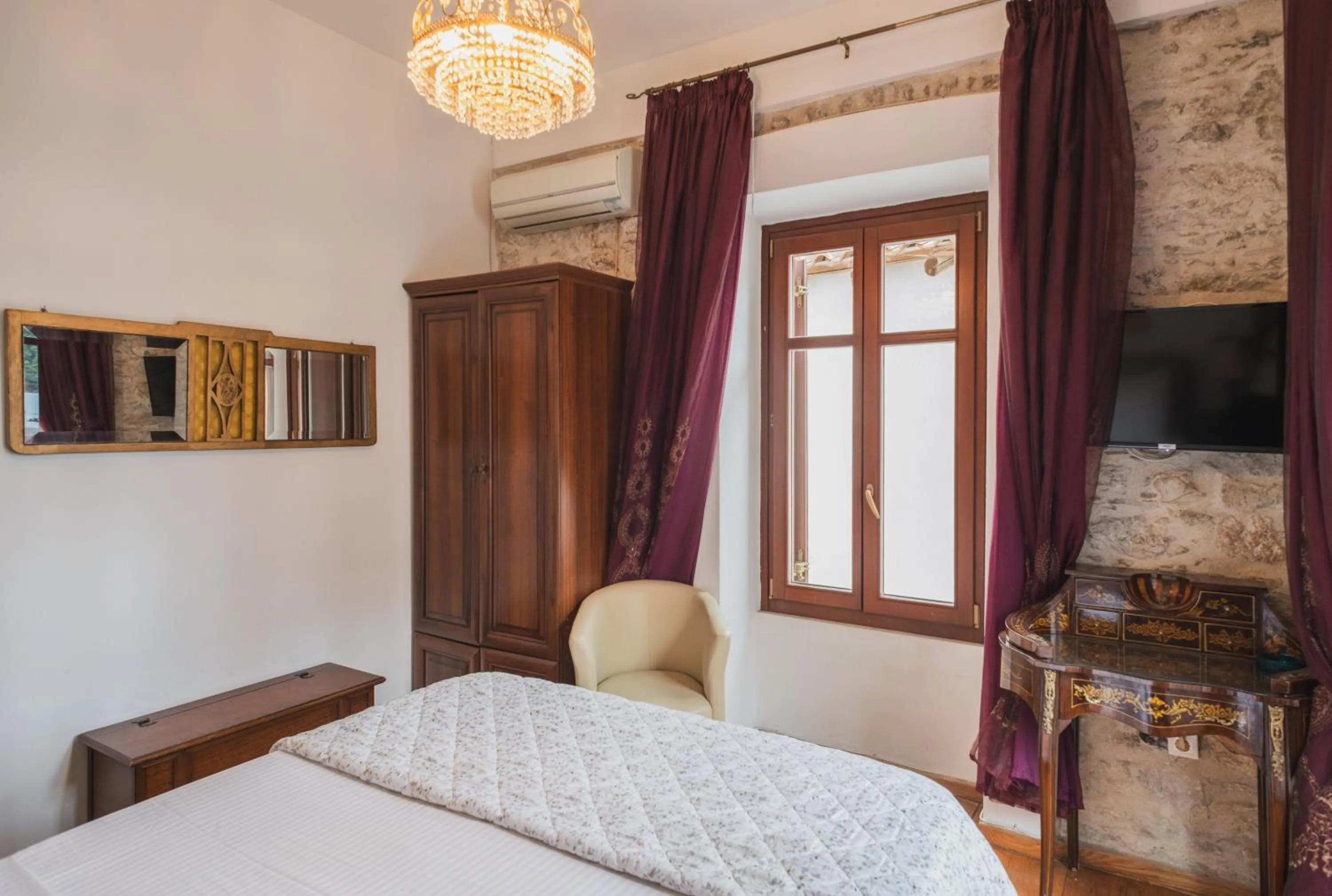 Photo of the whole room, Bed in Tsopela Boutique Hotel