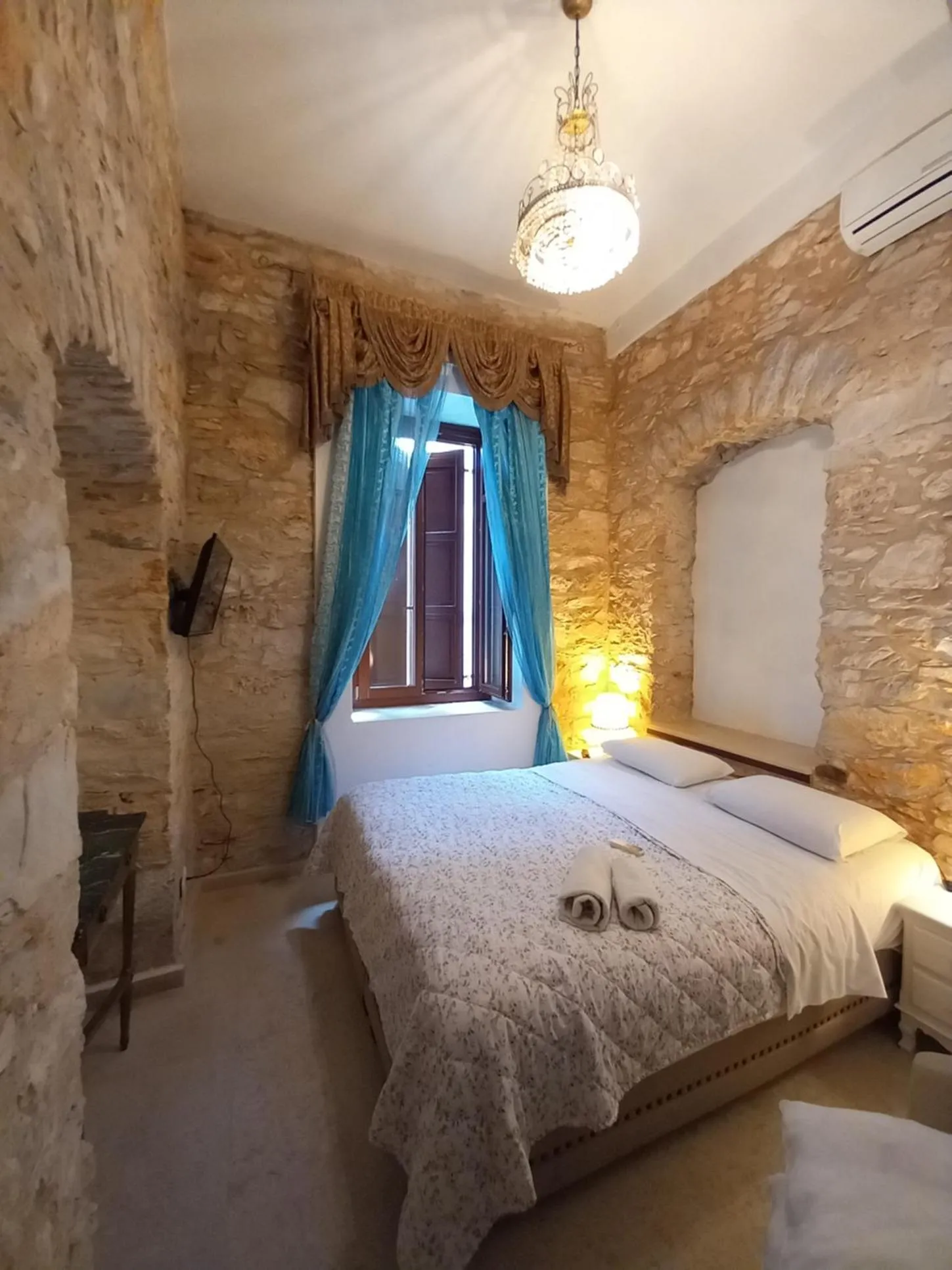 Photo of the whole room, Bed in Tsopela Boutique Hotel