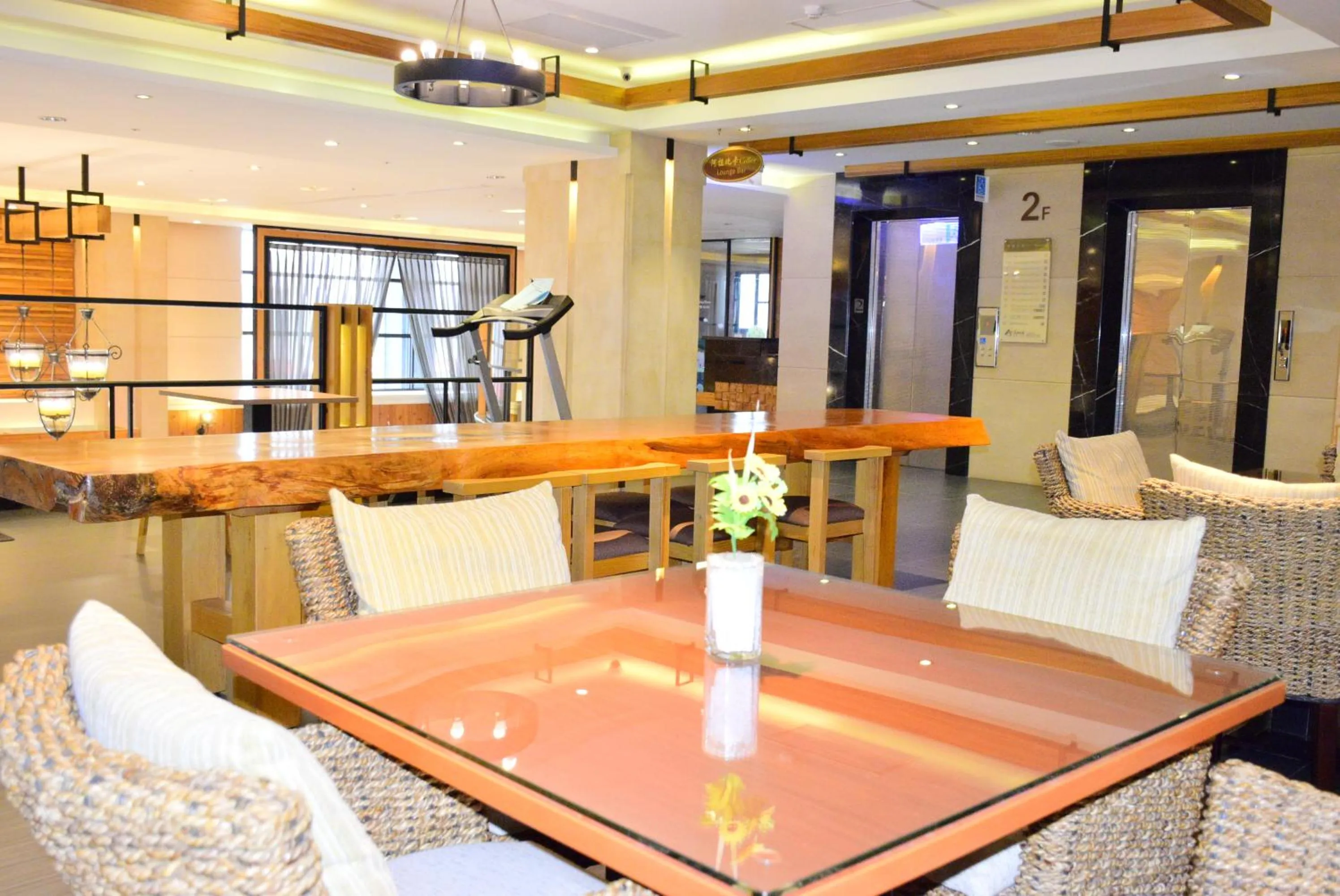 Communal lounge/ TV room in Chiayi Oriental Pearl International Hotel