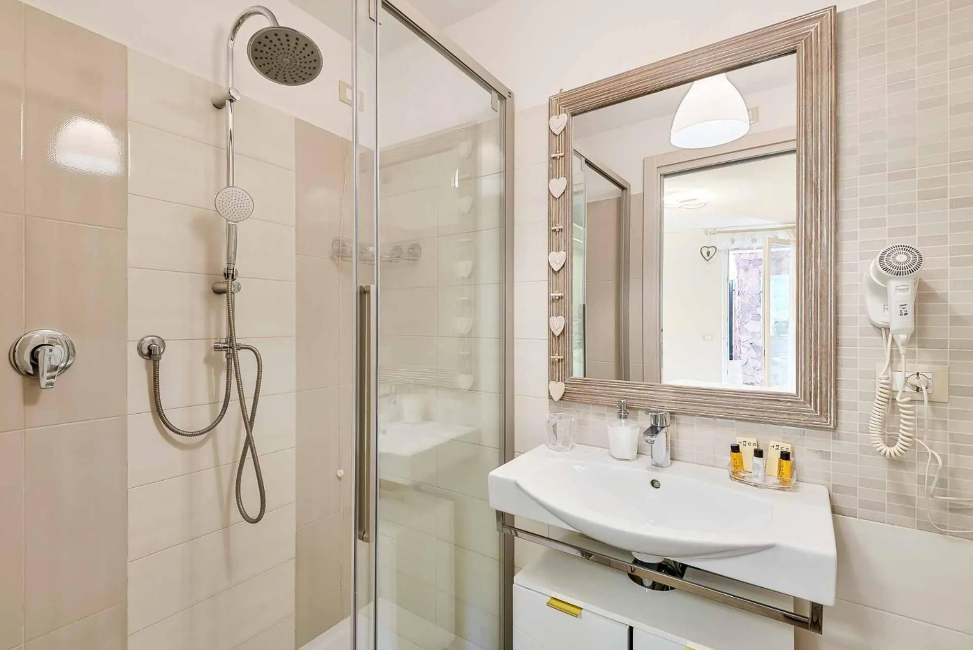 Shower in Dreams Guest House