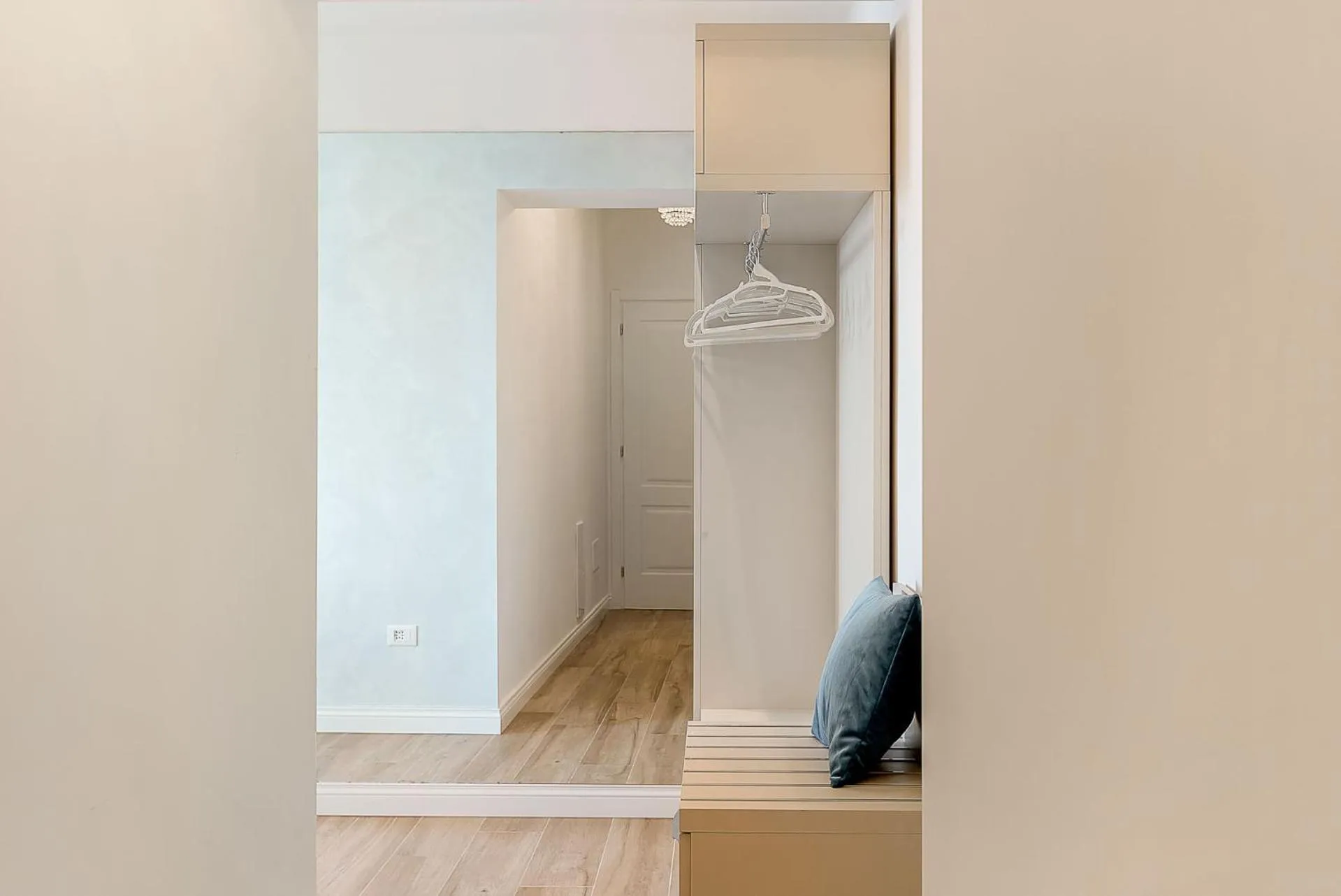 wardrobe in Dreams Guest House