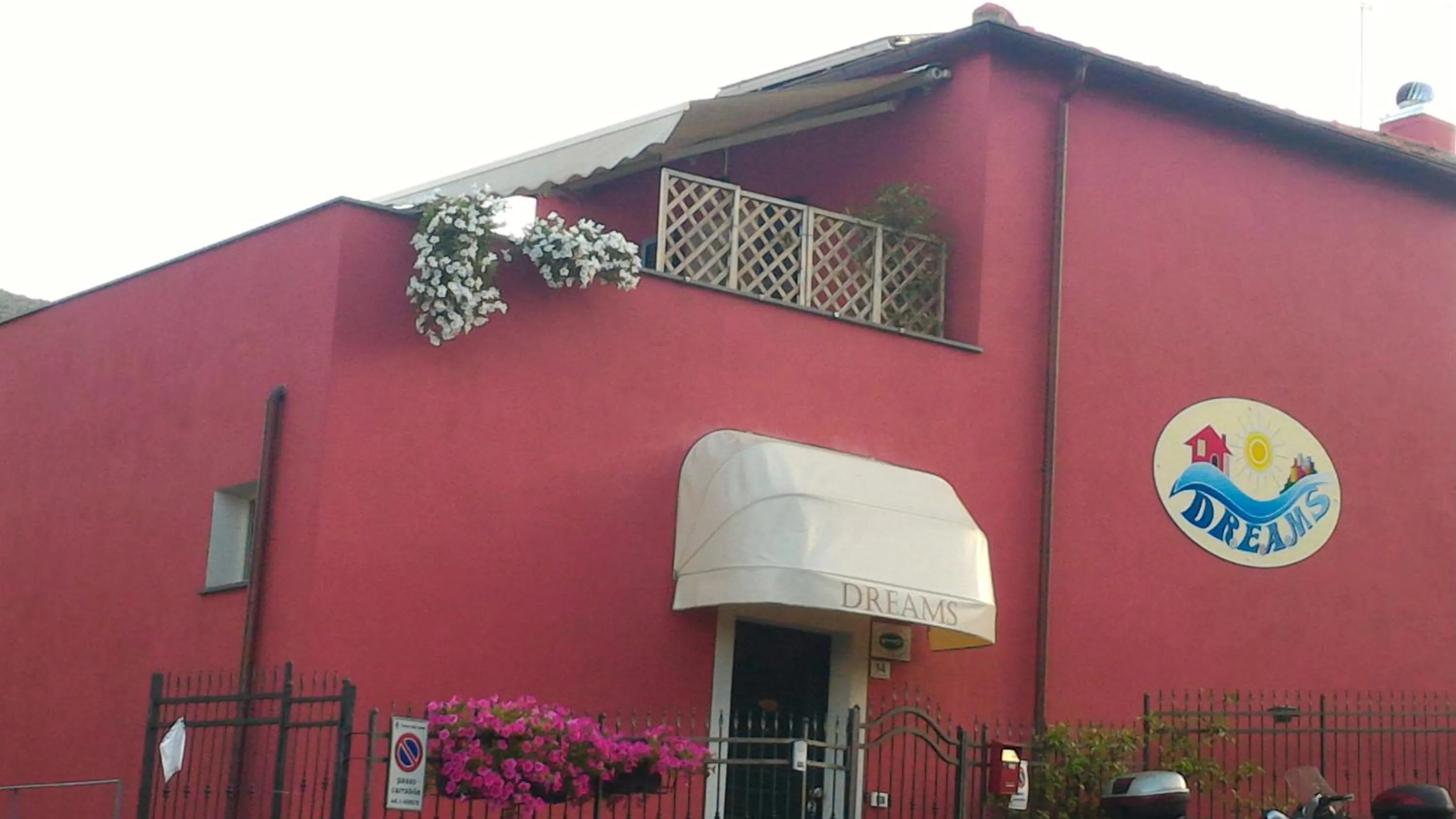 Facade/entrance in Dreams Guest House