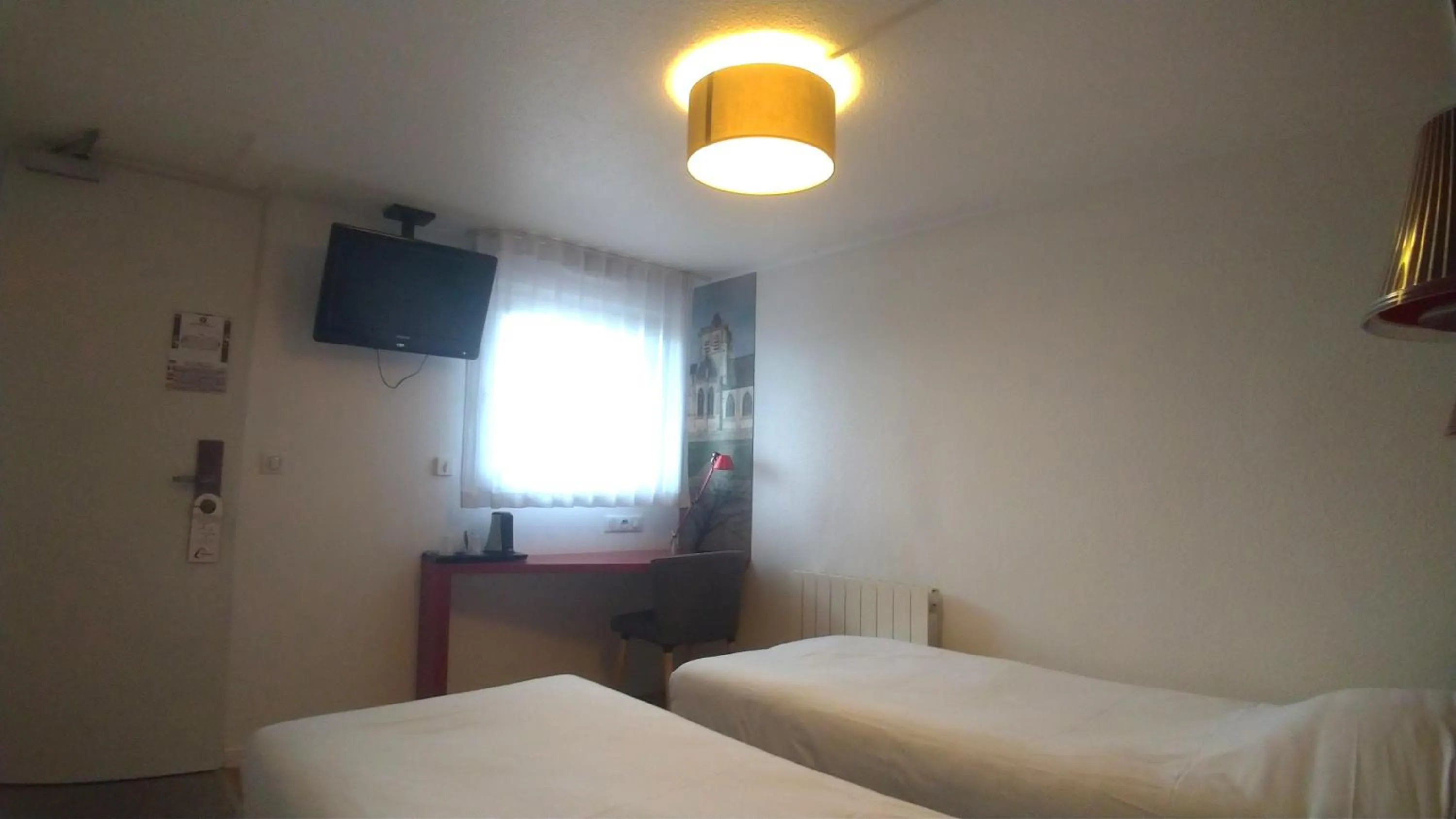 Bedroom, Bed in Kyriad Rouen Sud - Oissel