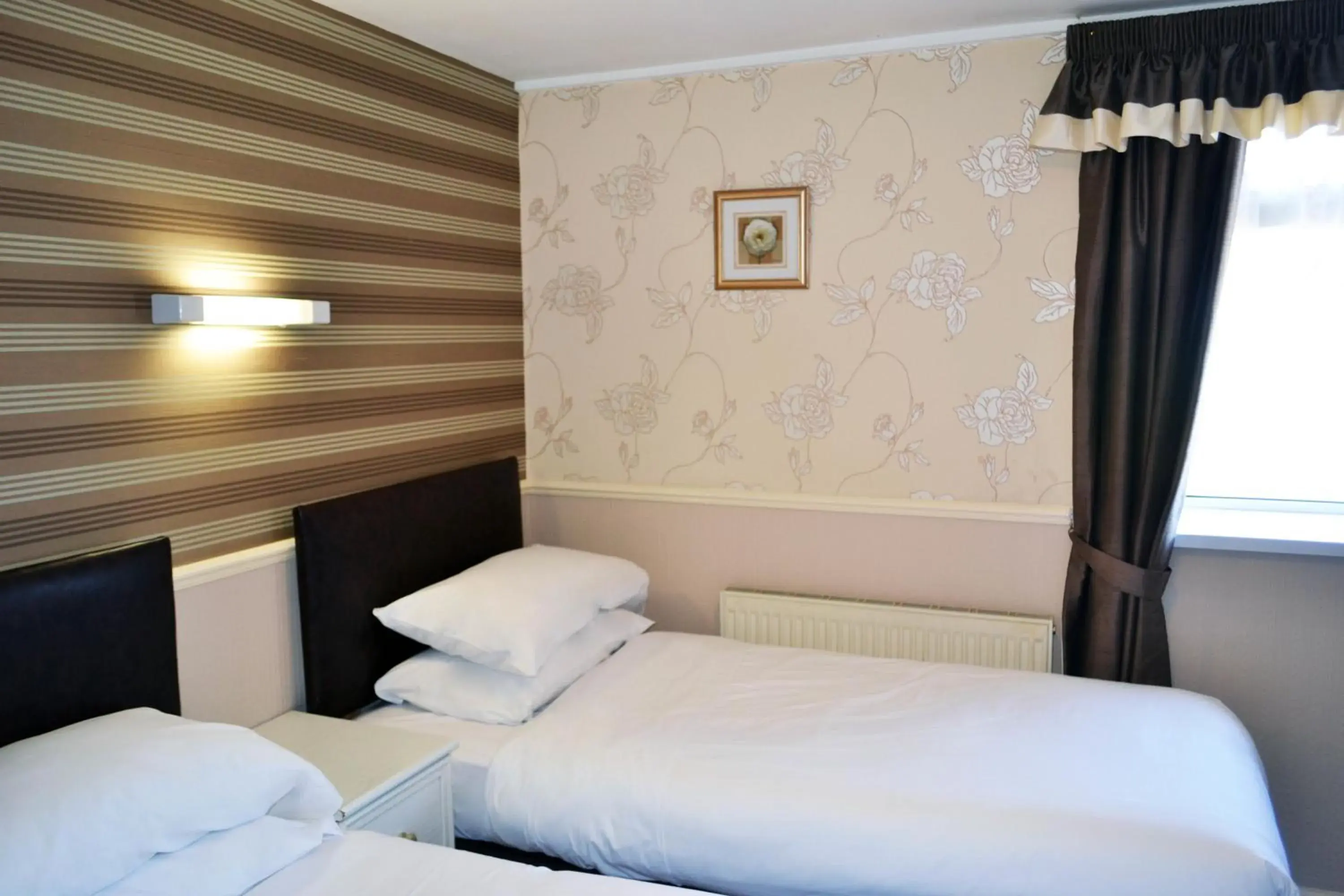 Twin Room with Sea View in Lyndene Hotel Twin Room with Sea View in Lyndene Hotel