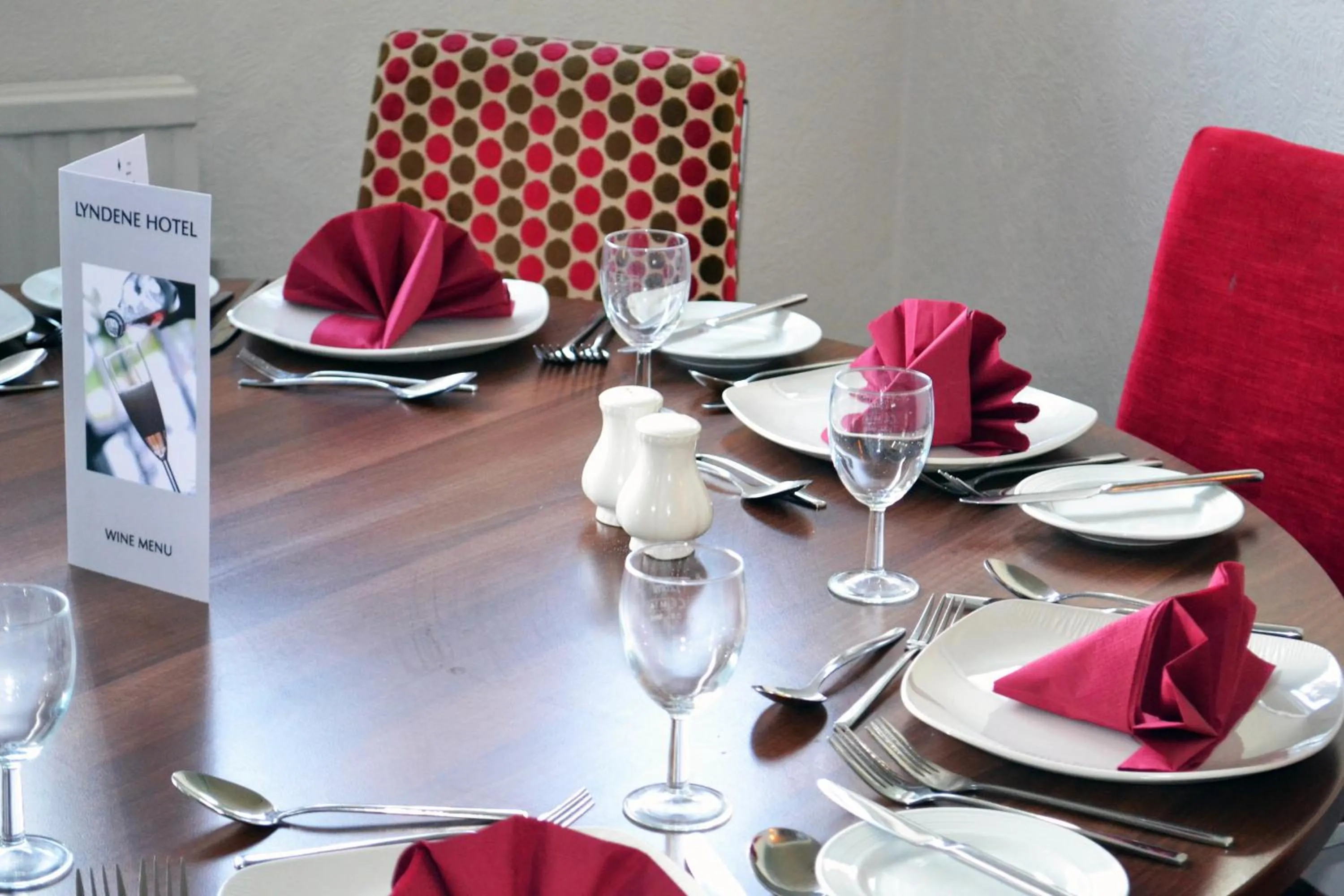 Restaurant/places to eat in Lyndene Hotel