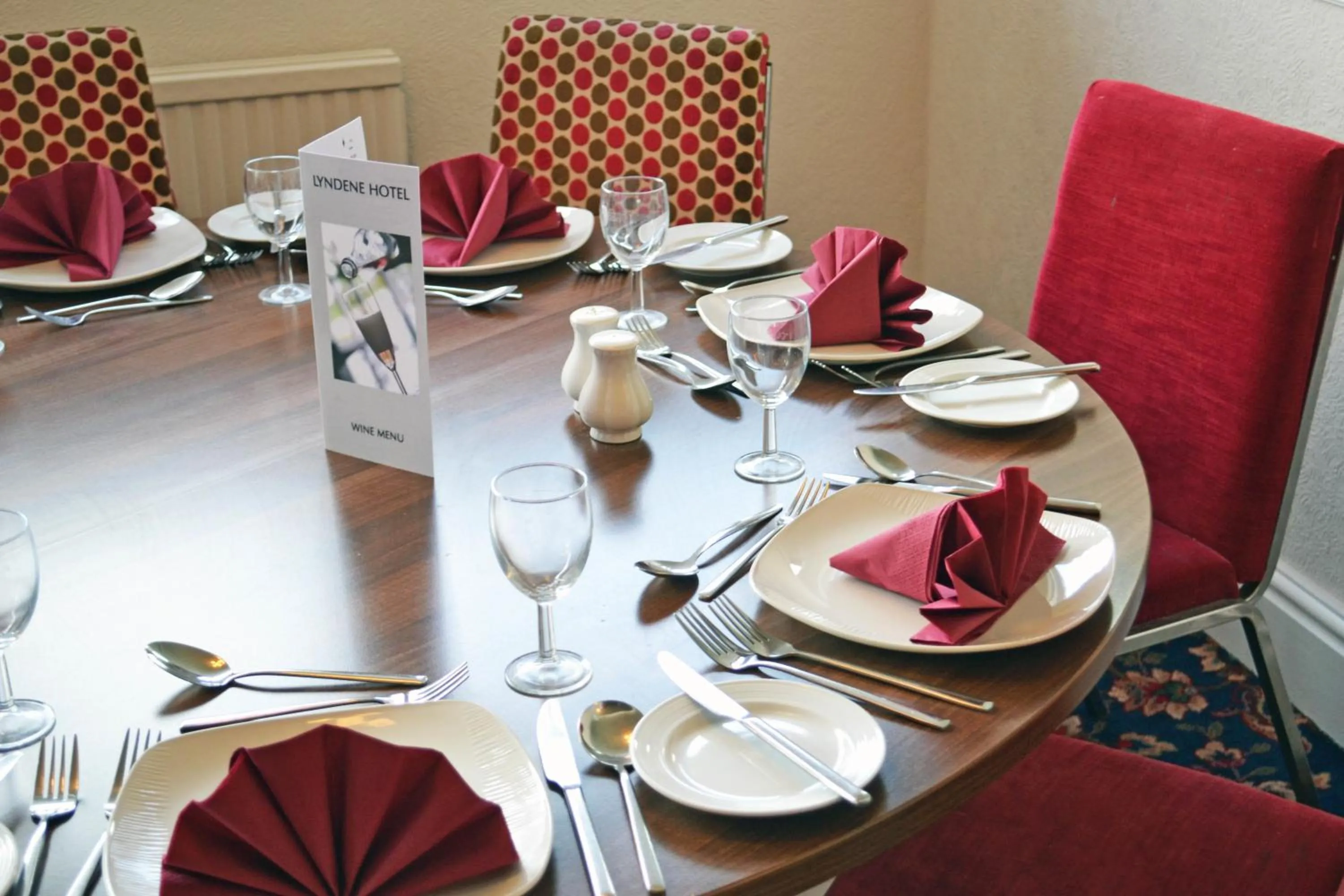 Restaurant/places to eat in Lyndene Hotel