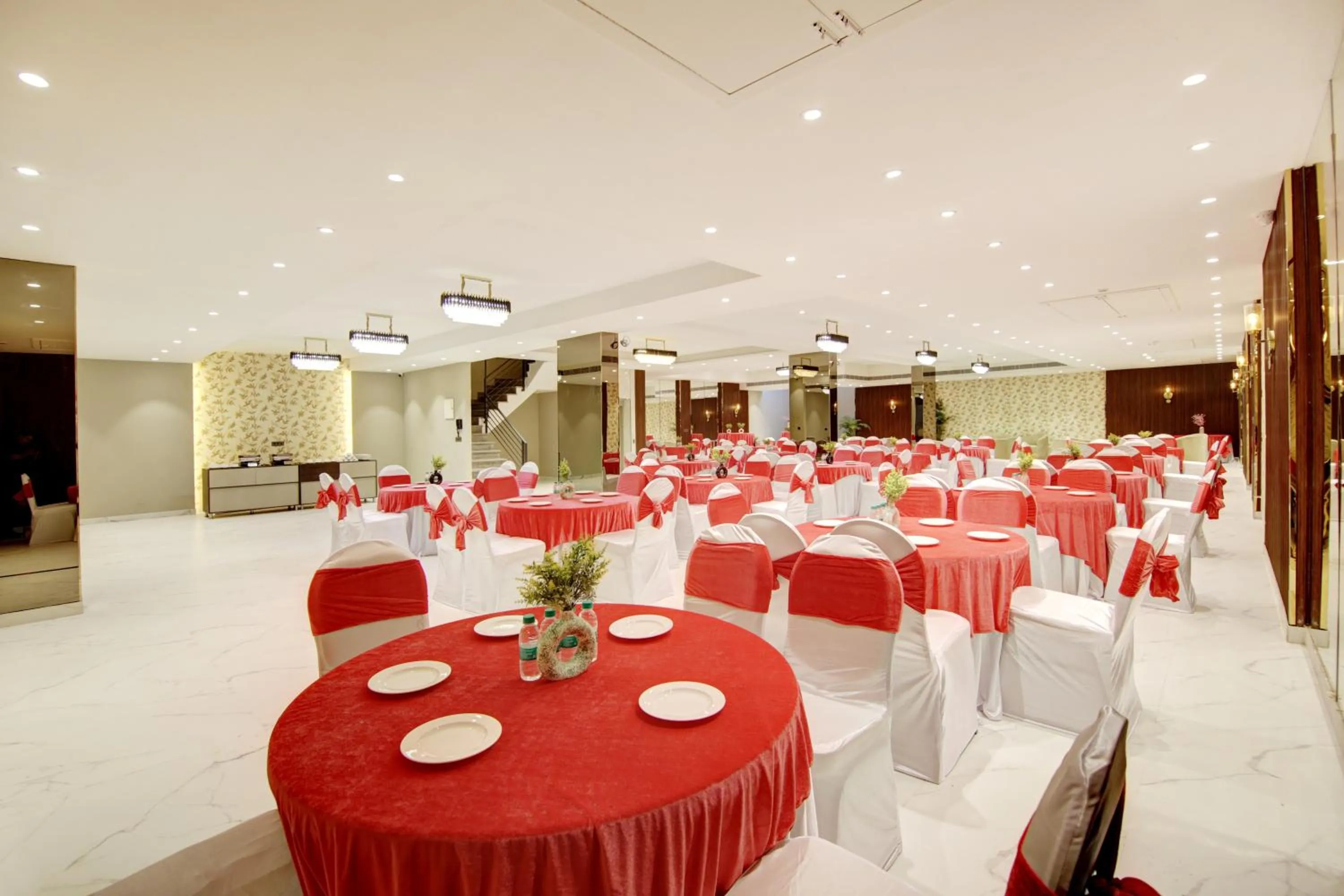 Restaurant/places to eat in Saltstayz Premier - Galleria Market Road & Sector 27