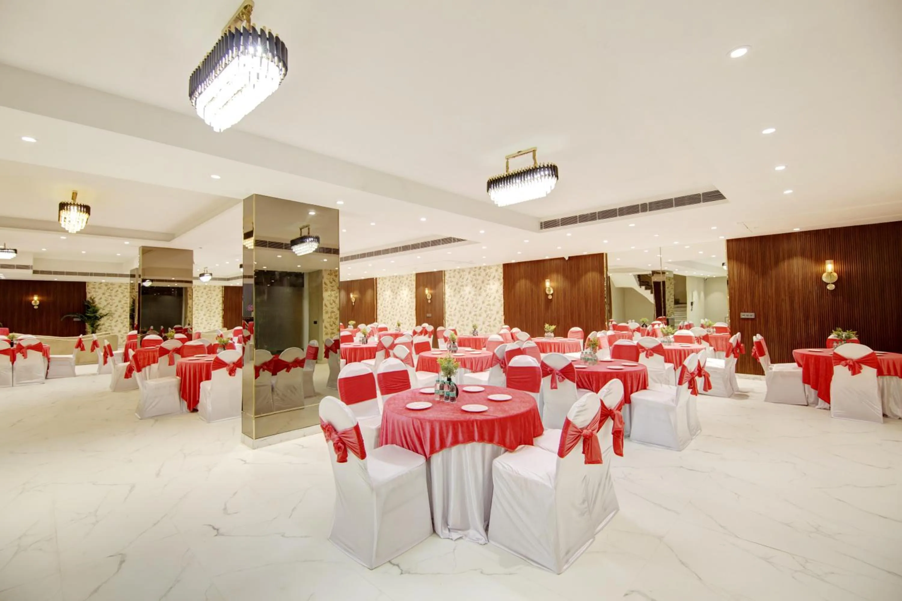 Restaurant/places to eat in Saltstayz Premier - Galleria Market Road & Sector 27