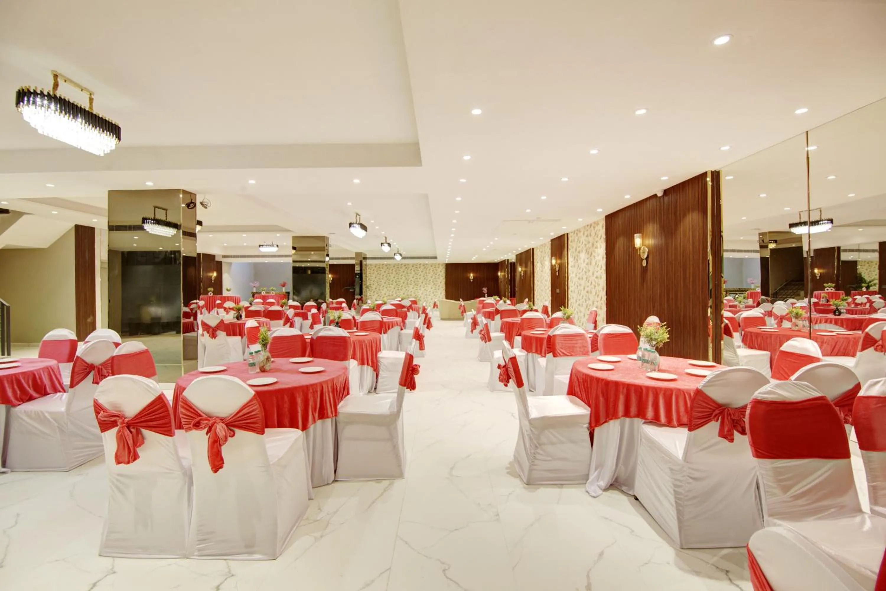 Restaurant/places to eat in Saltstayz Premier - Galleria Market Road & Sector 27