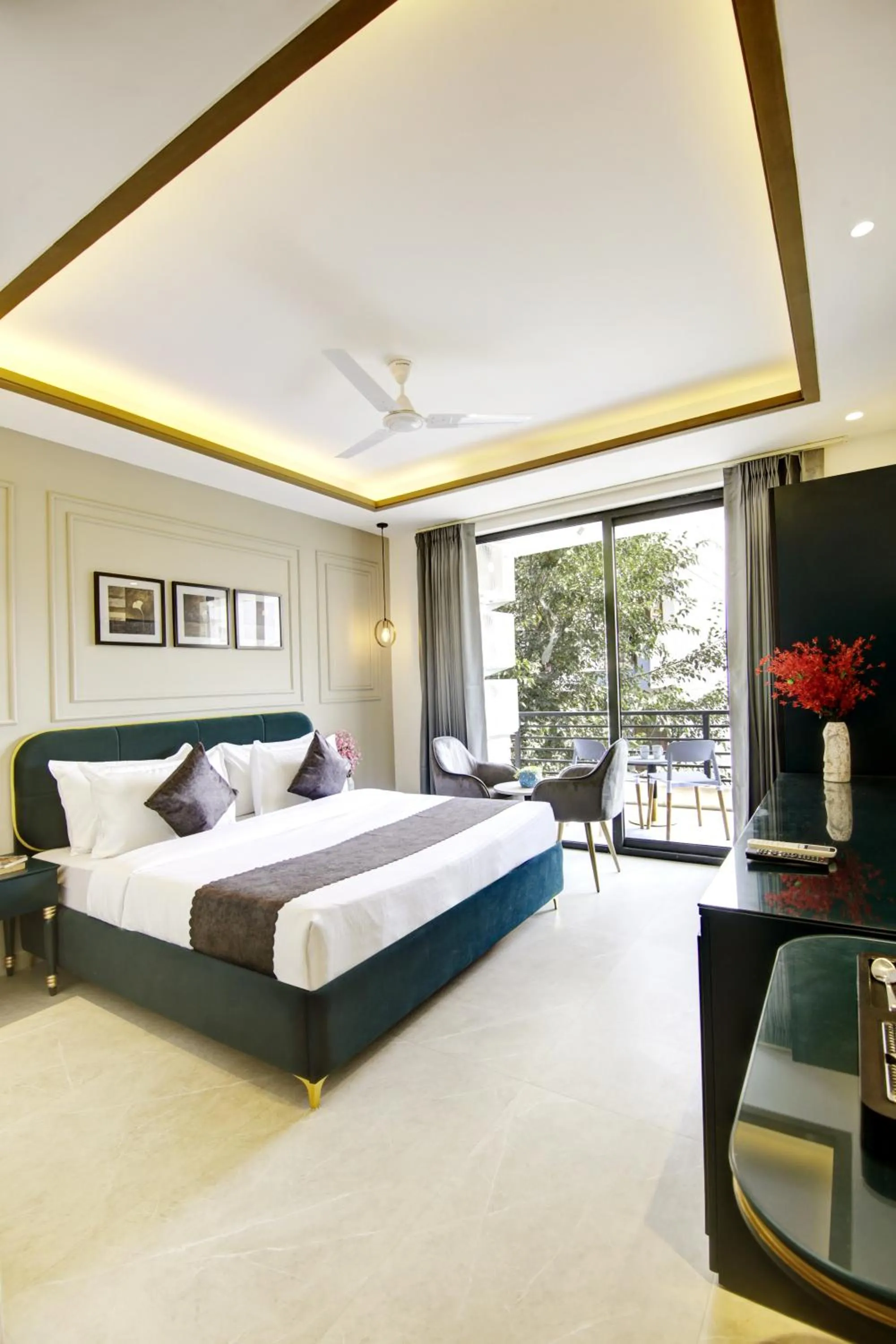 Patio, Bed in Saltstayz Premier - Galleria Market Road & Sector 27