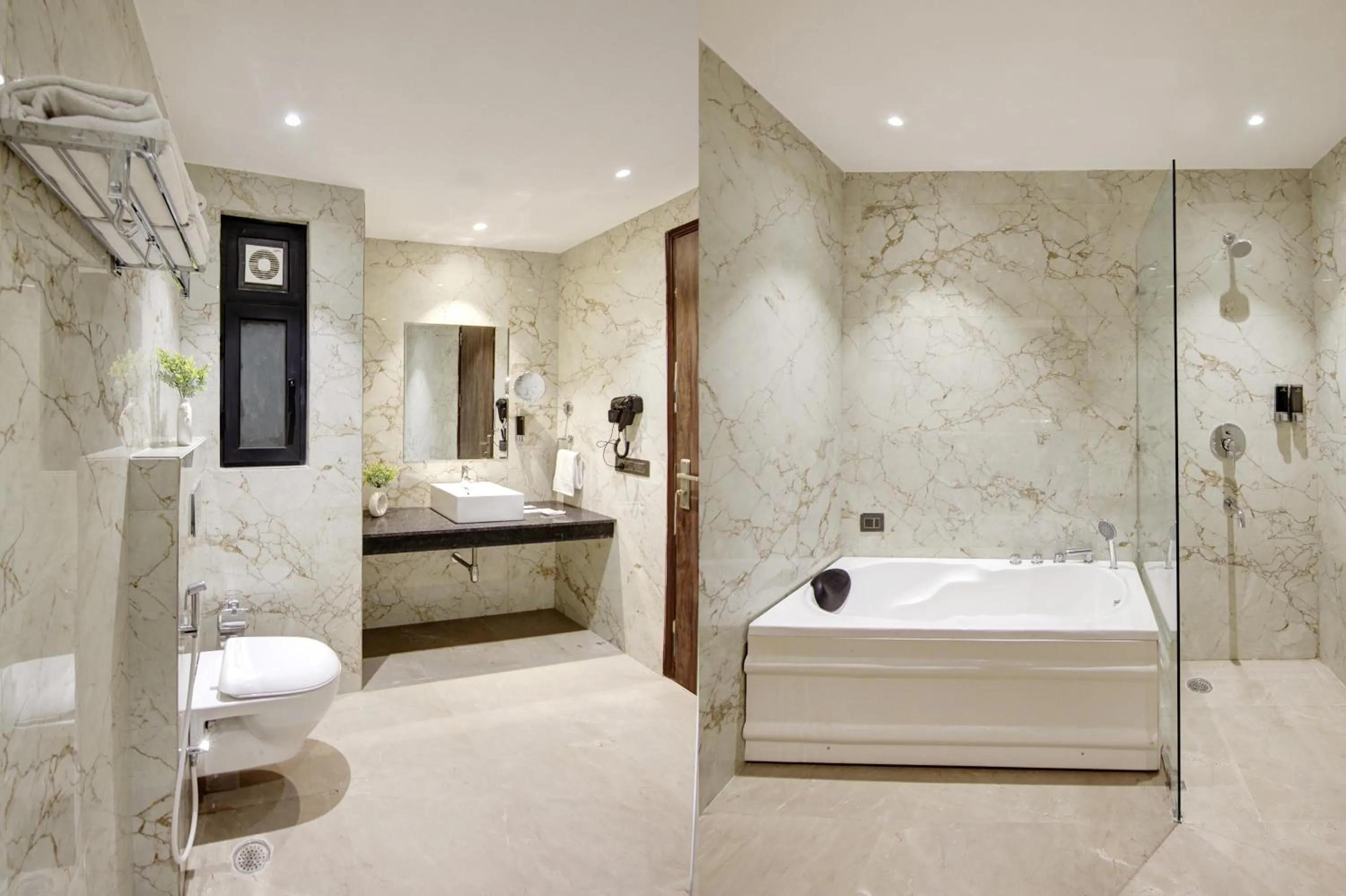 Shower in Saltstayz Premier - Galleria Market Road & Sector 27