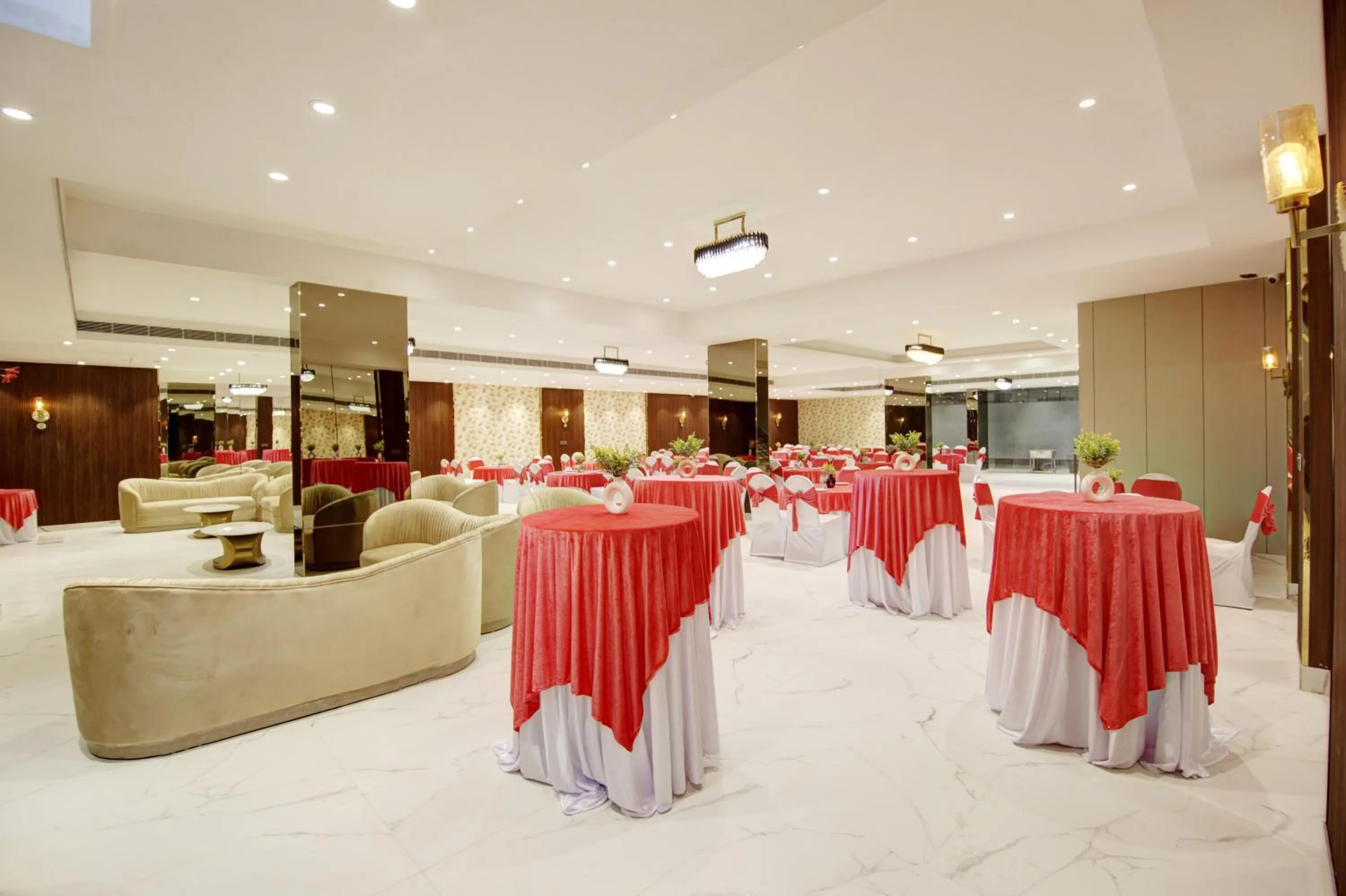 Restaurant/places to eat in Saltstayz Premier - Galleria Market Road & Sector 27