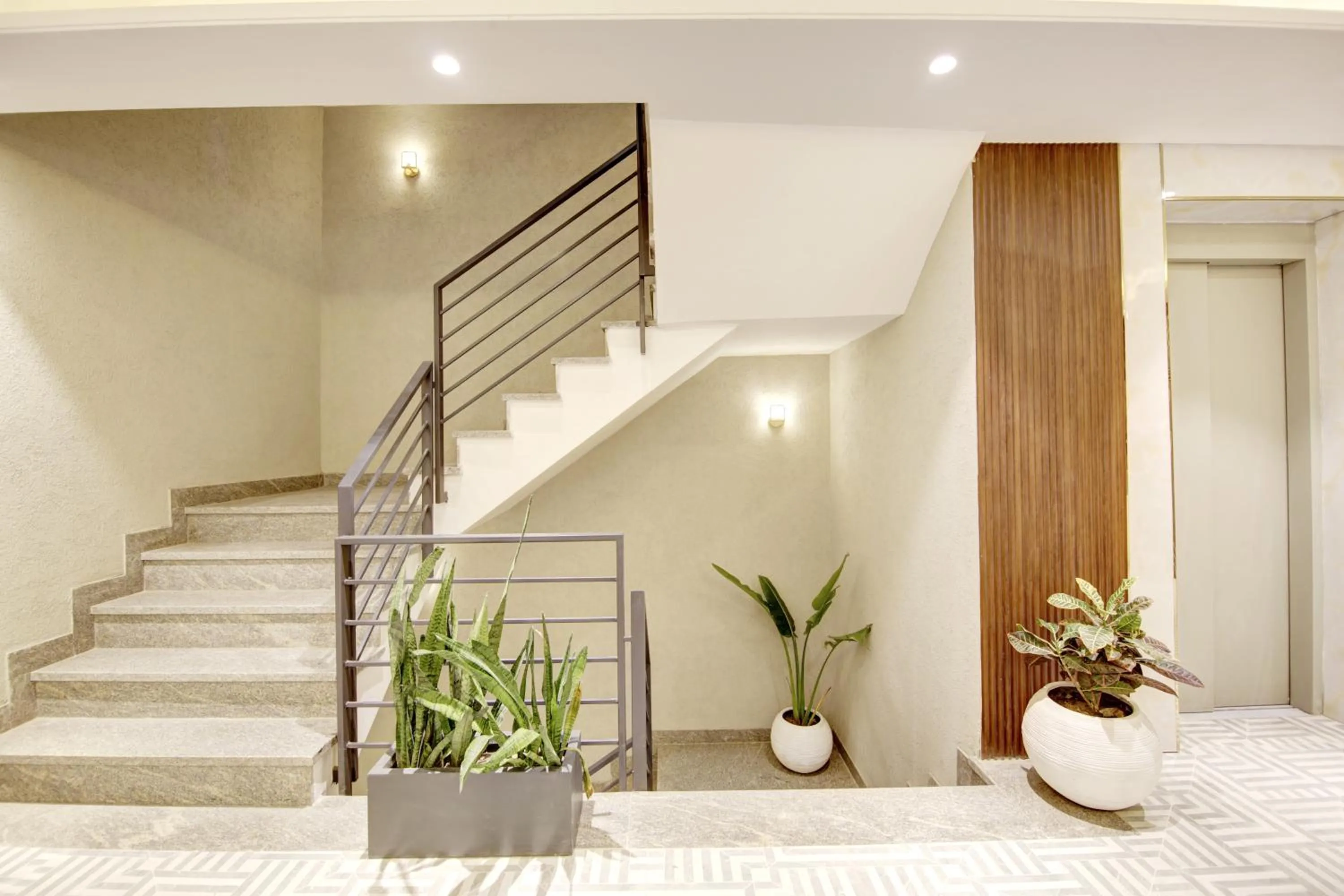 Area and facilities in Saltstayz Premier - Galleria Market Road & Sector 27