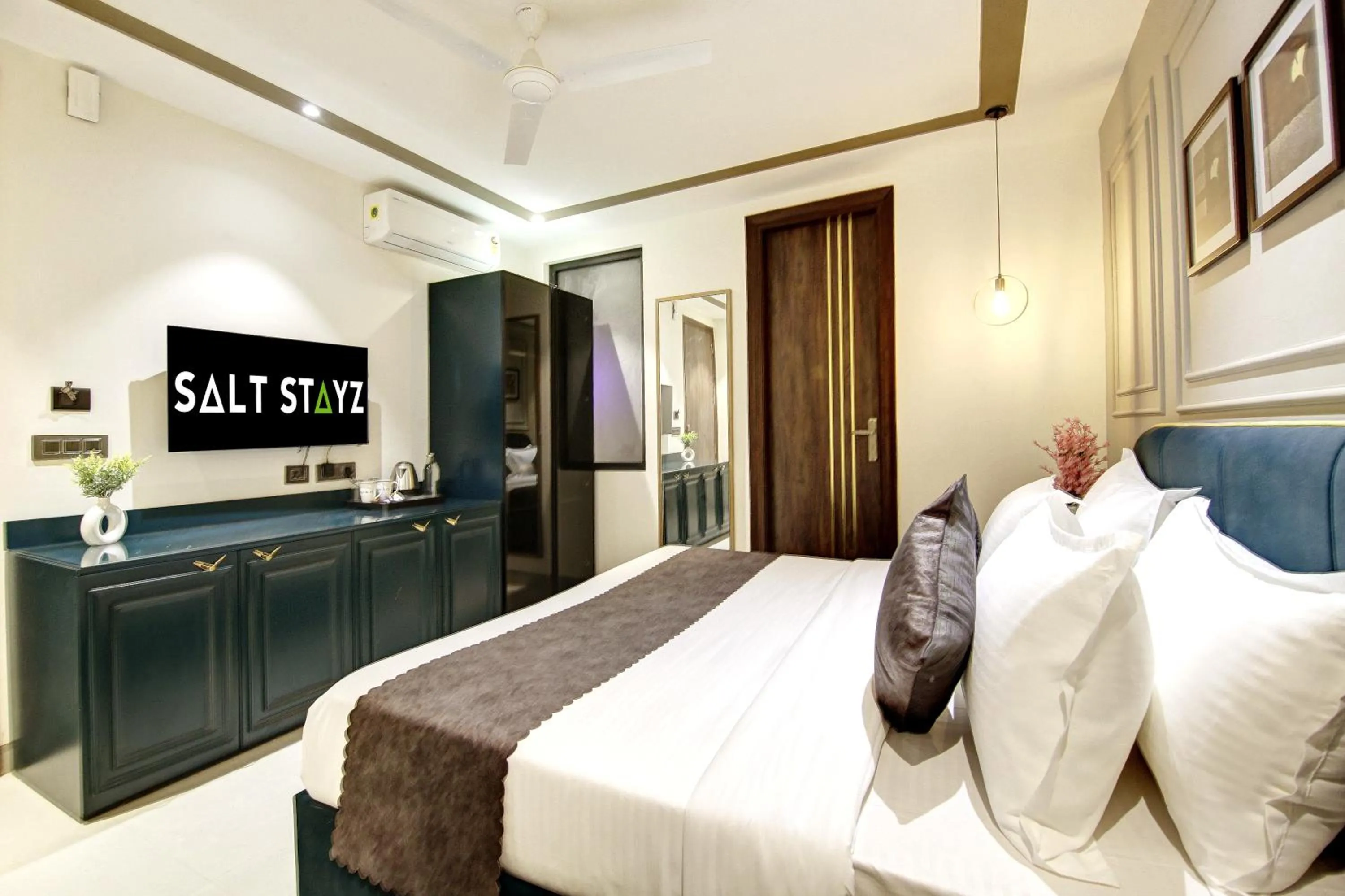 Bed in Saltstayz Premier - Galleria Market Road & Sector 27