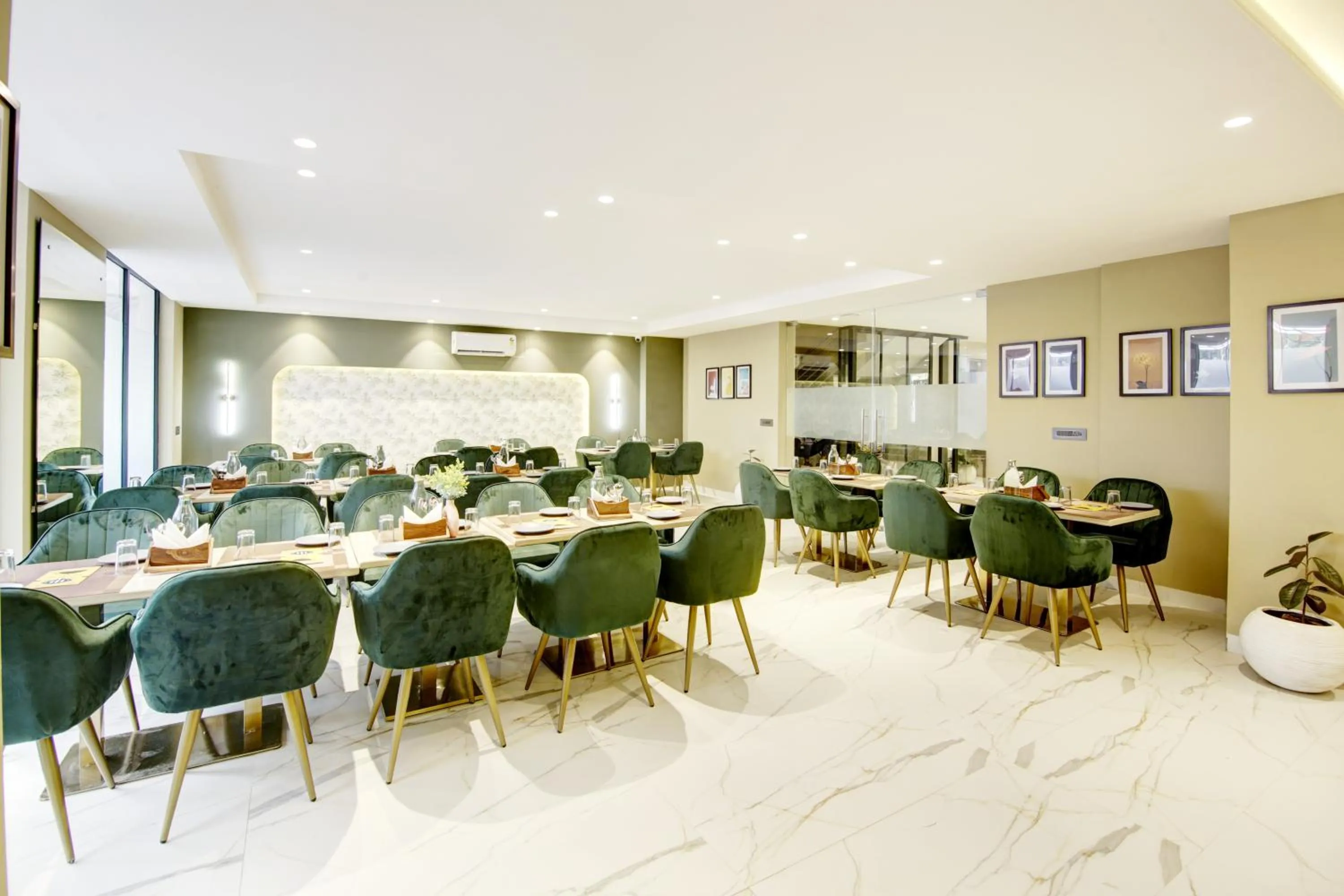 Restaurant/places to eat in Saltstayz Premier - Galleria Market Road & Sector 27