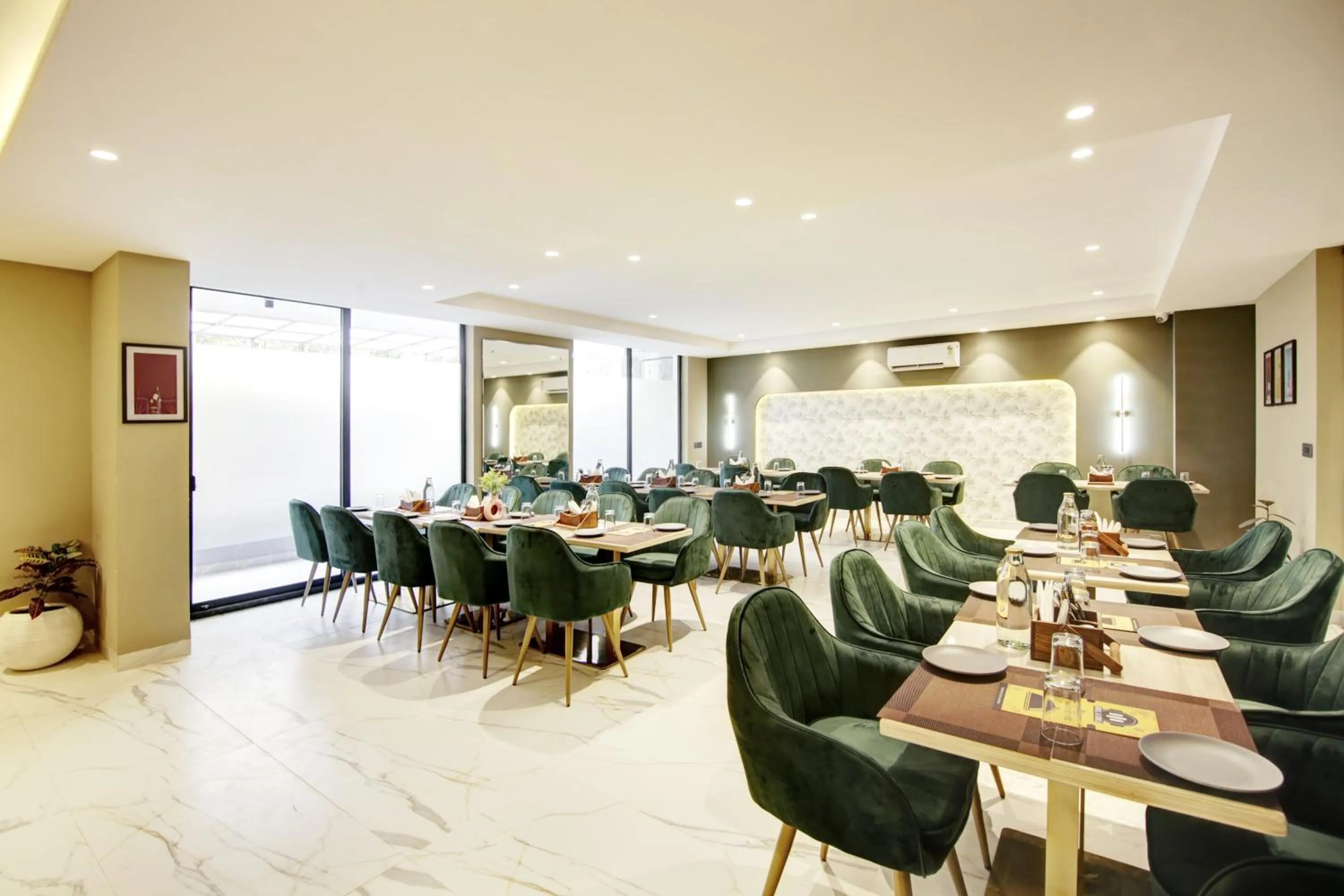 Restaurant/places to eat in Saltstayz Premier - Galleria Market Road & Sector 27