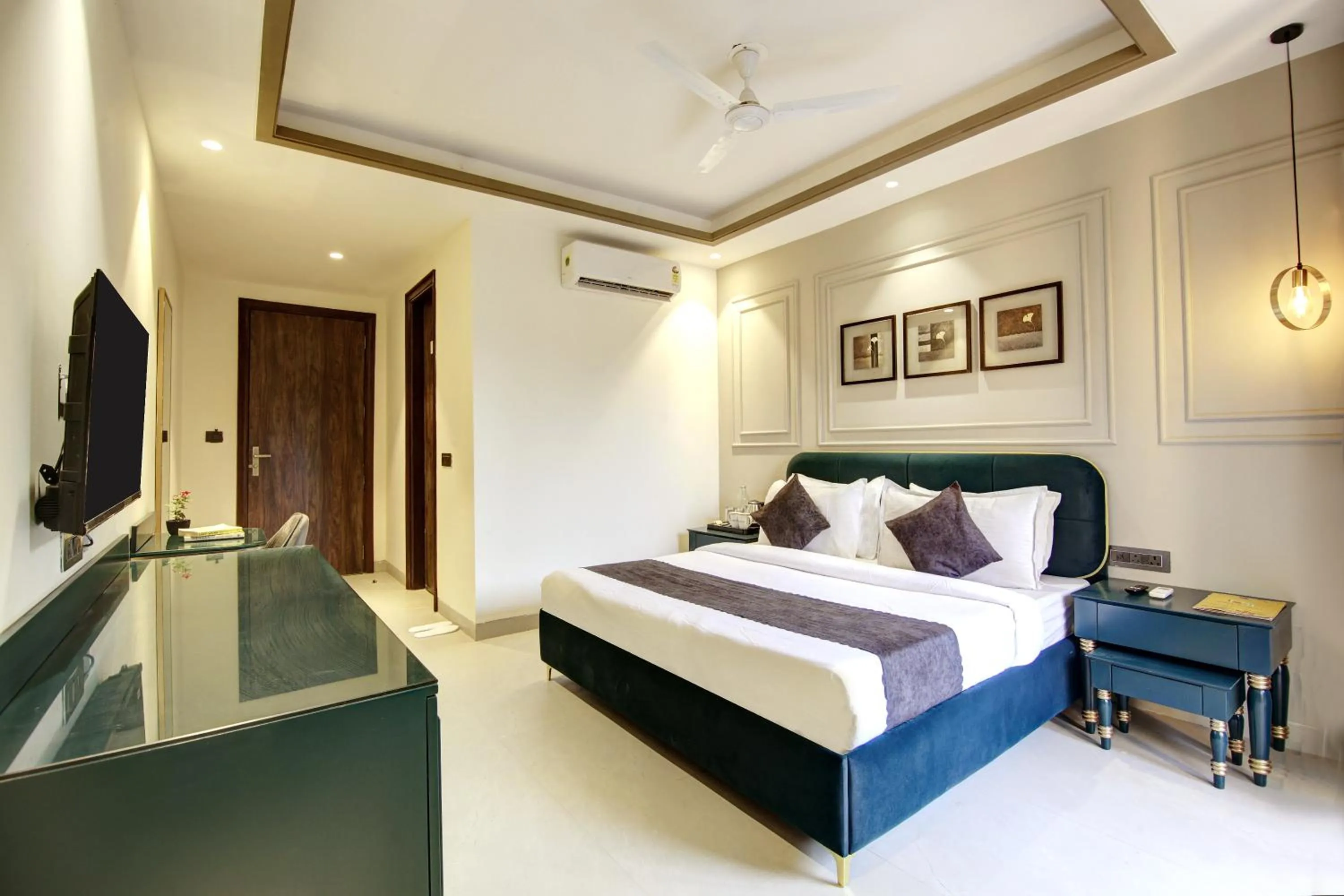 Bed in Saltstayz Premier - Galleria Market Road & Sector 27