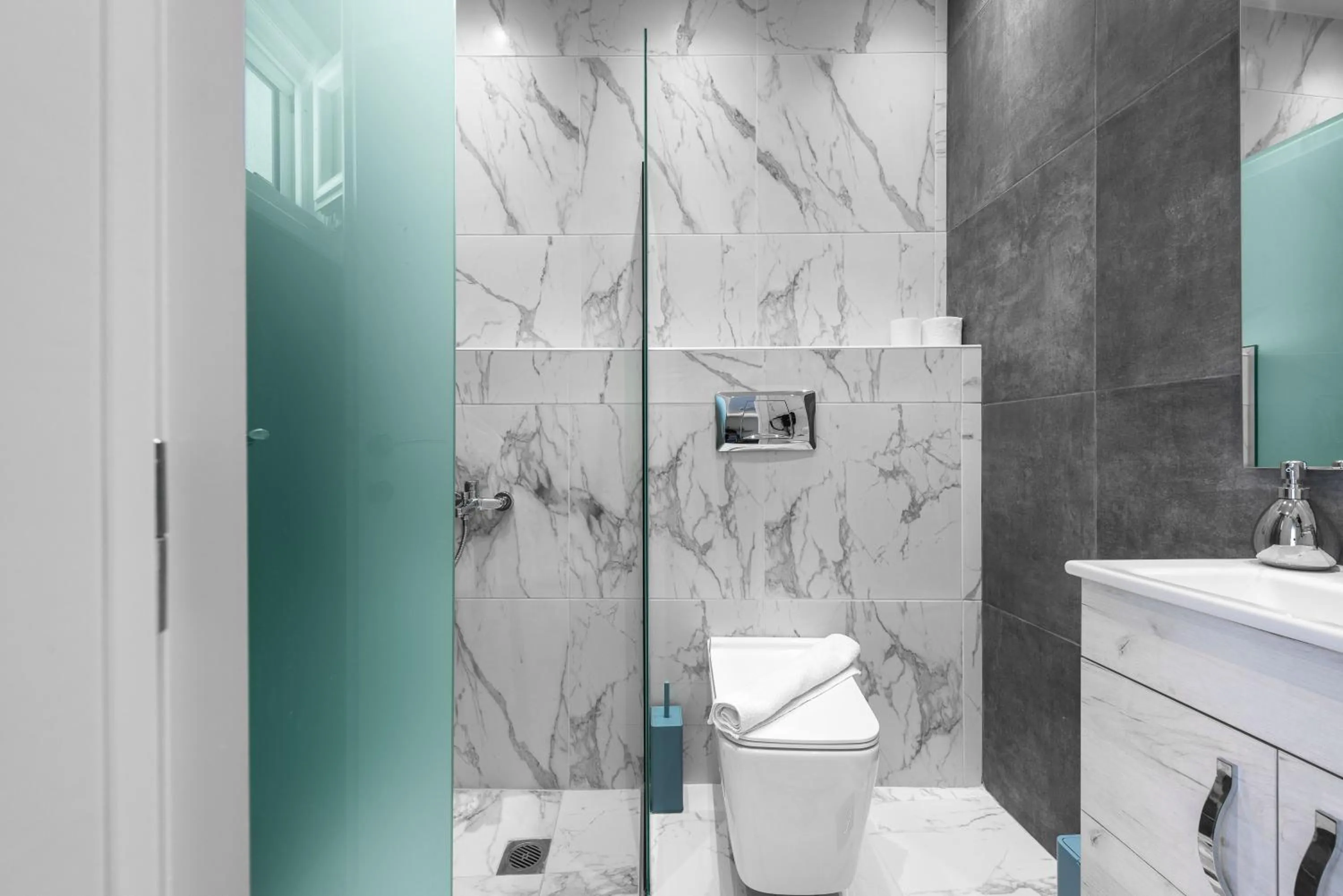 Bathroom in DeniZen Boutique Apartments, Nilie Hospitality MGMT