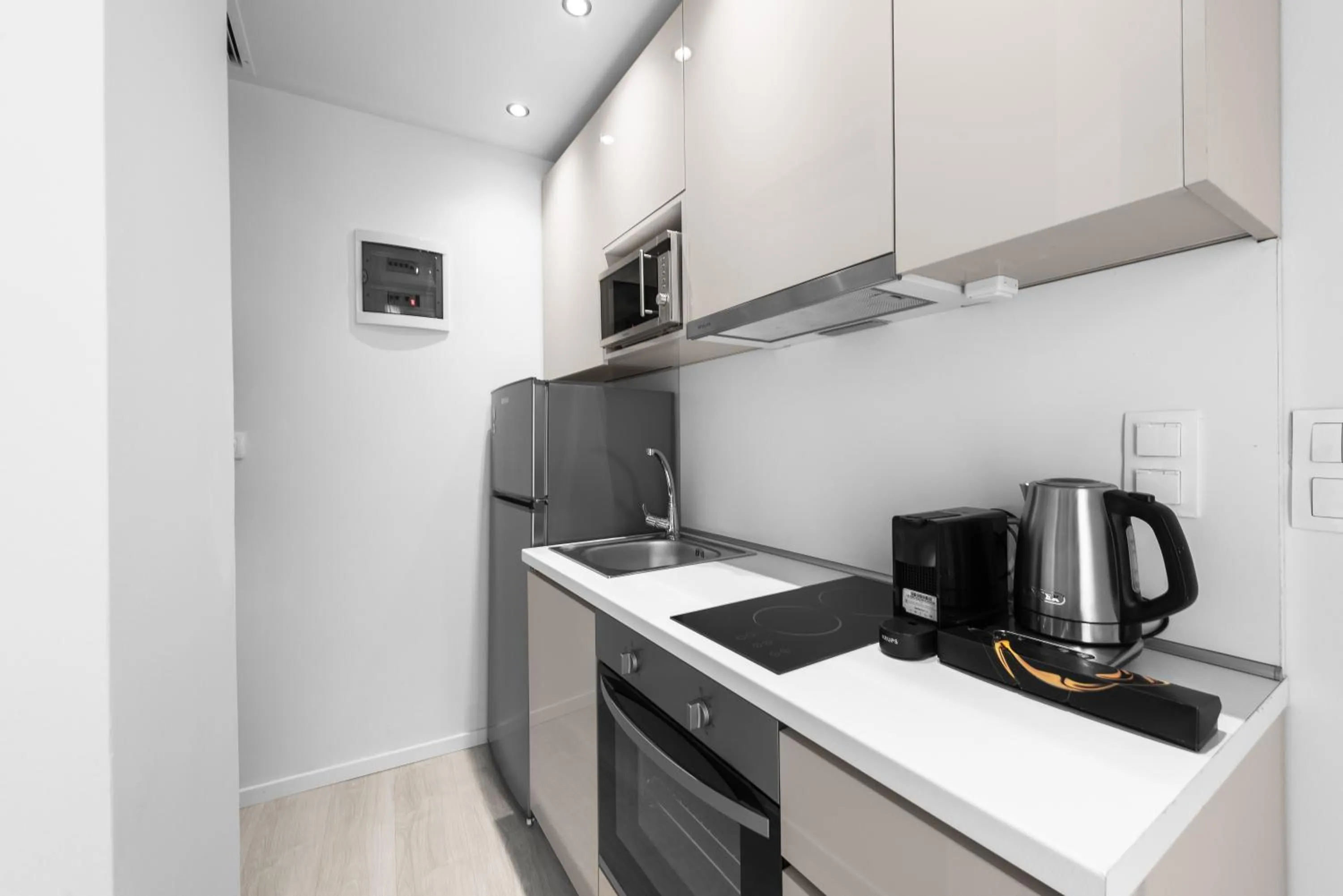 Coffee/tea facilities in DeniZen Boutique Apartments, Nilie Hospitality MGMT