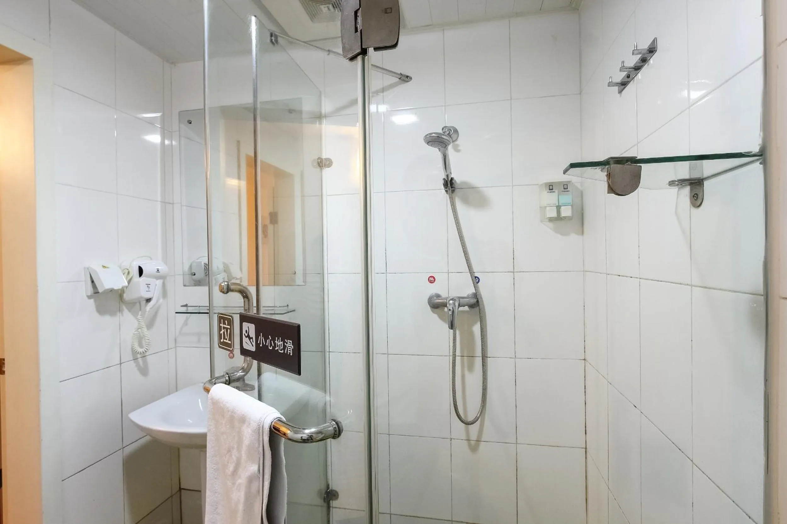 Bathroom in 7Days Inn Guangzhou Shijing Jinbi Xincheng