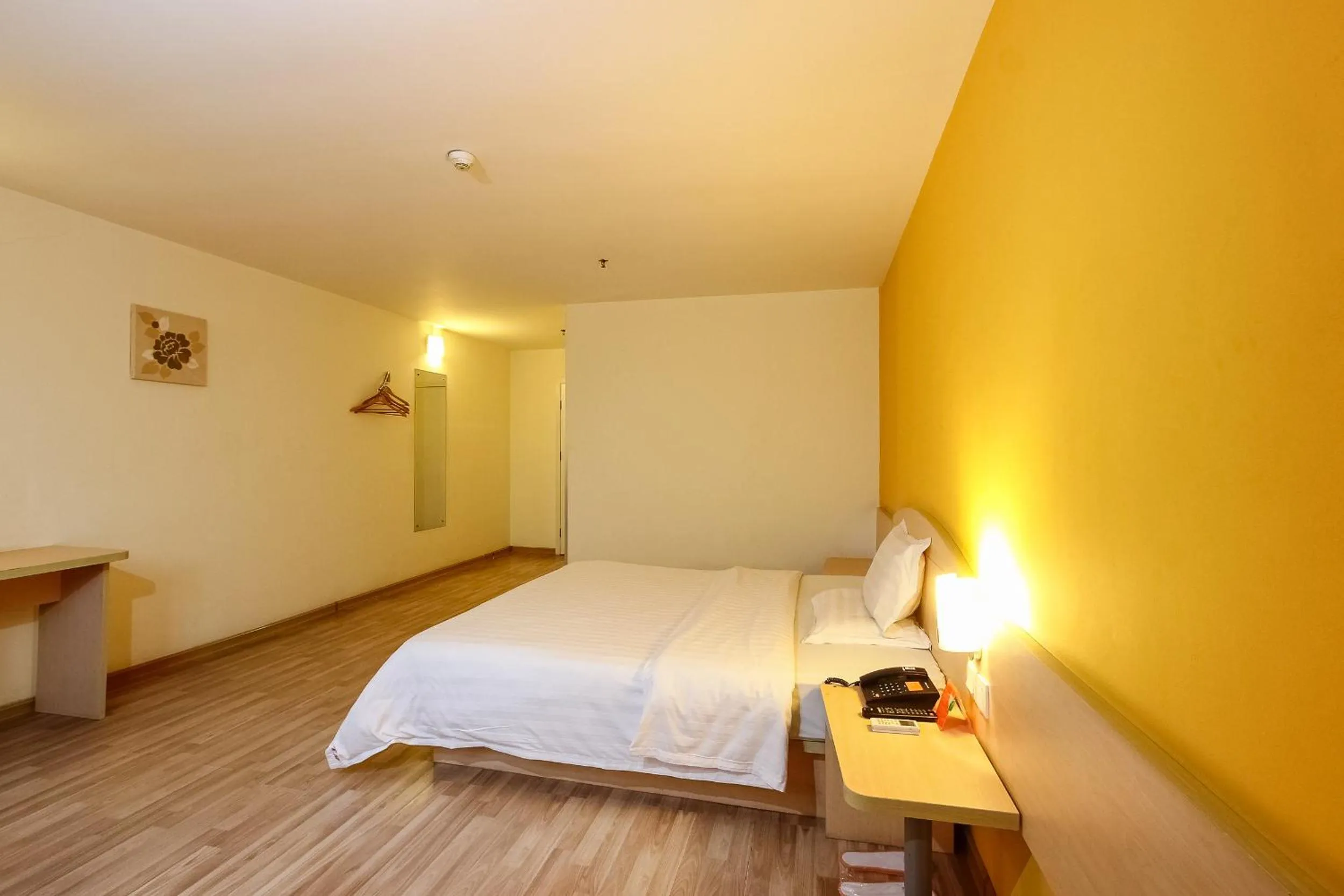 Photo of the whole room in 7Days Inn Guangzhou Shijing Jinbi Xincheng