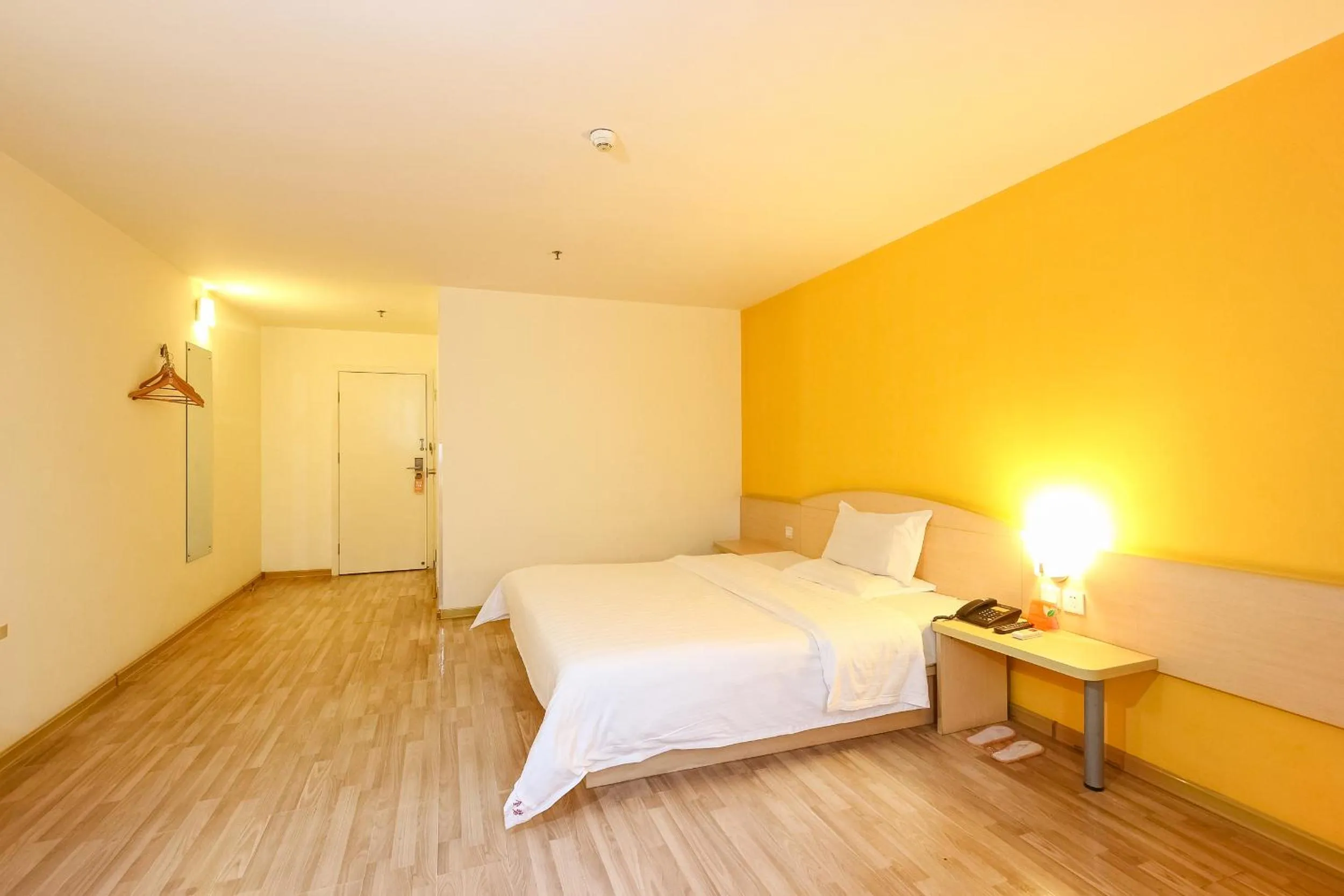 Photo of the whole room in 7Days Inn Guangzhou Shijing Jinbi Xincheng