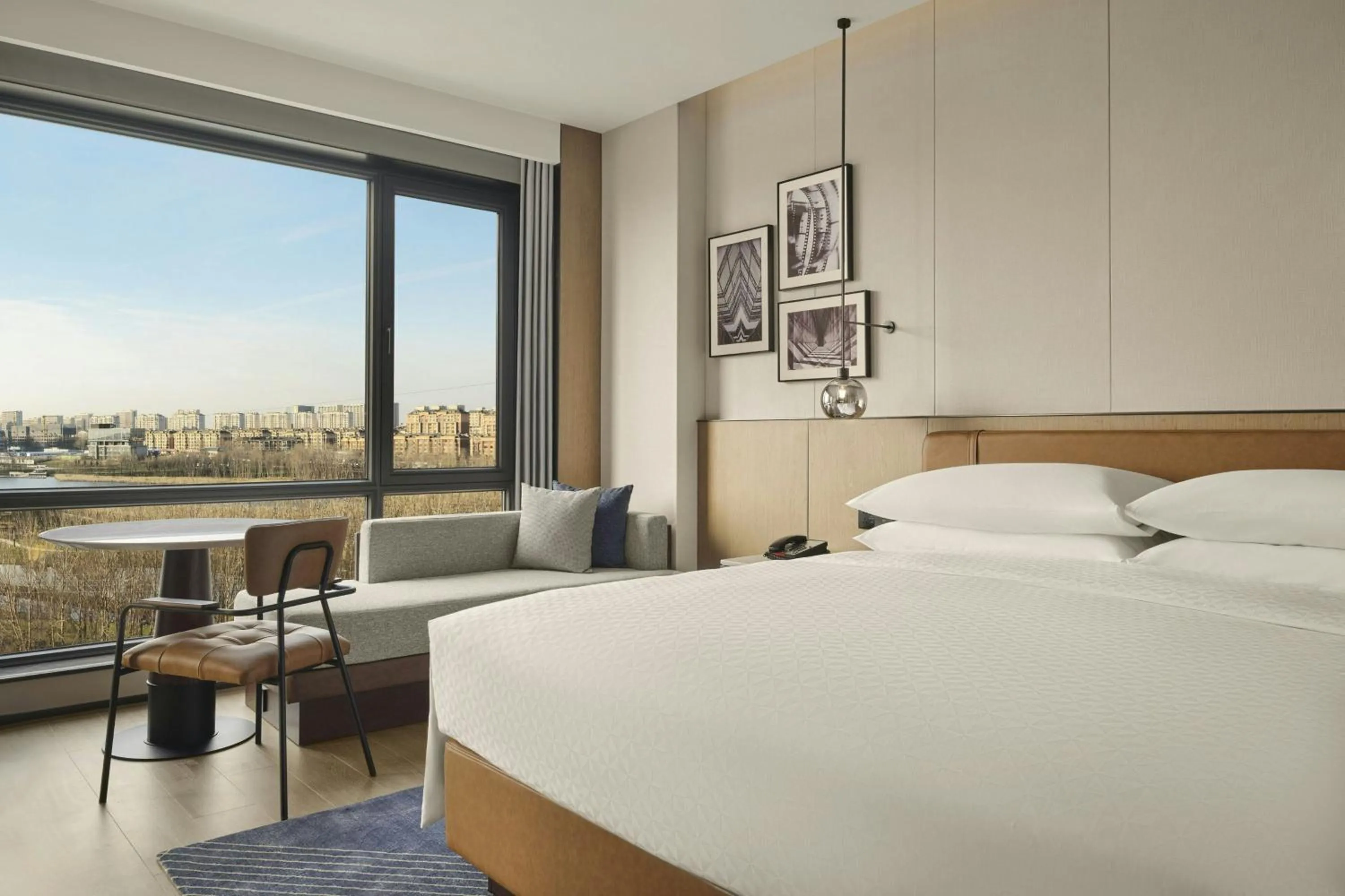 Photo of the whole room, Bed in Four Points by Sheraton Changchun West