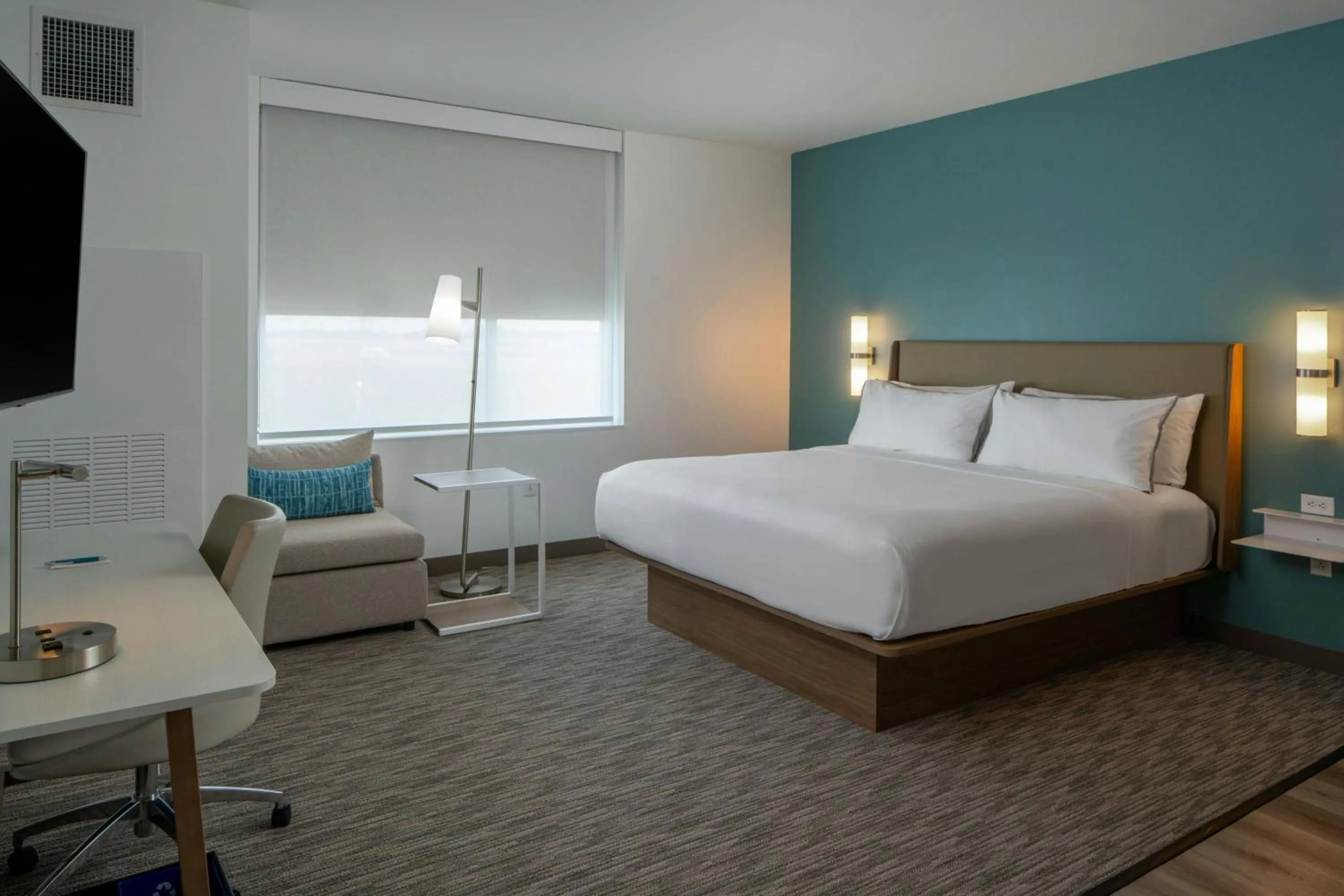 Photo of the whole room, Bed in Element Carmel