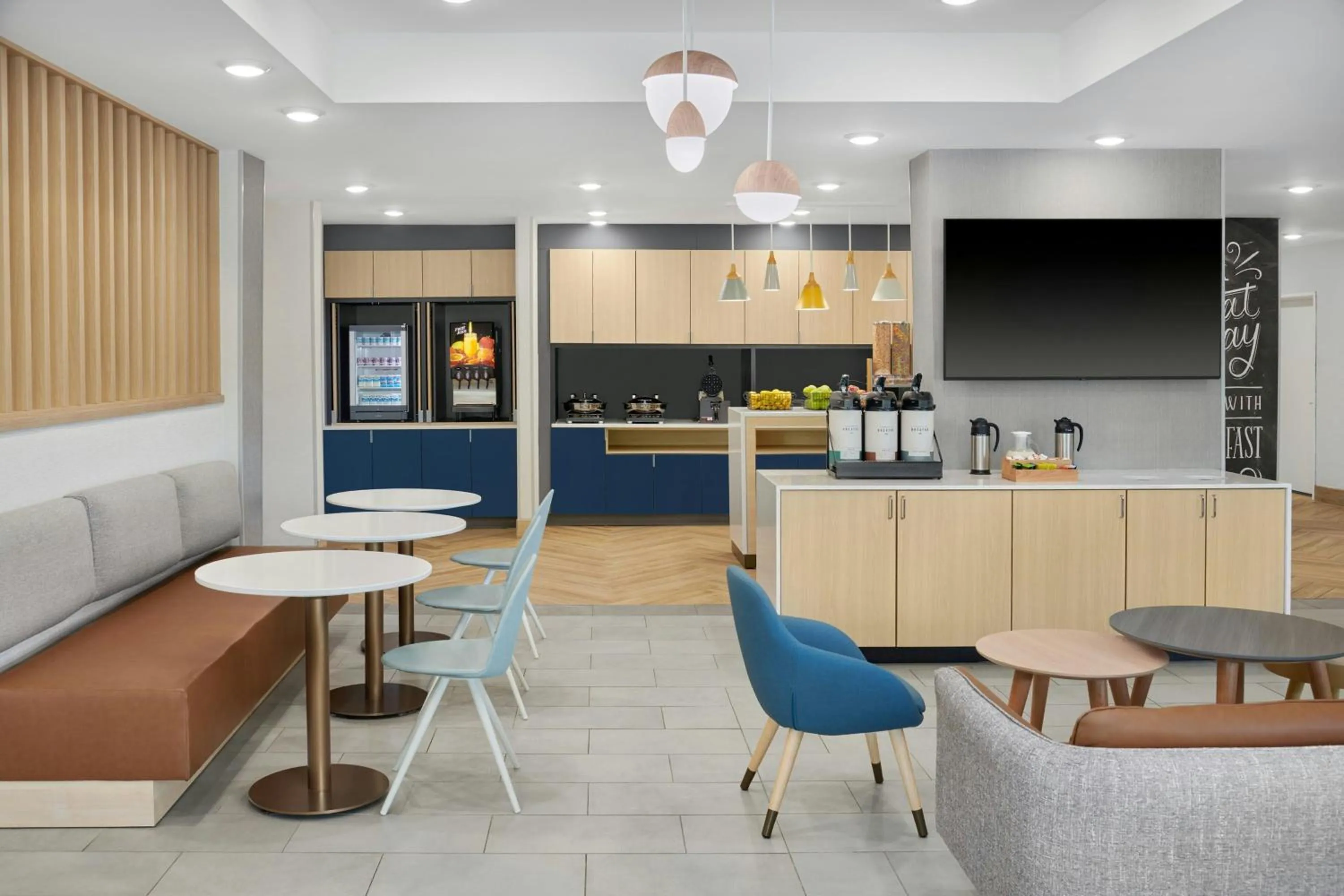 Breakfast in TownePlace Suites by Marriott Lansing North