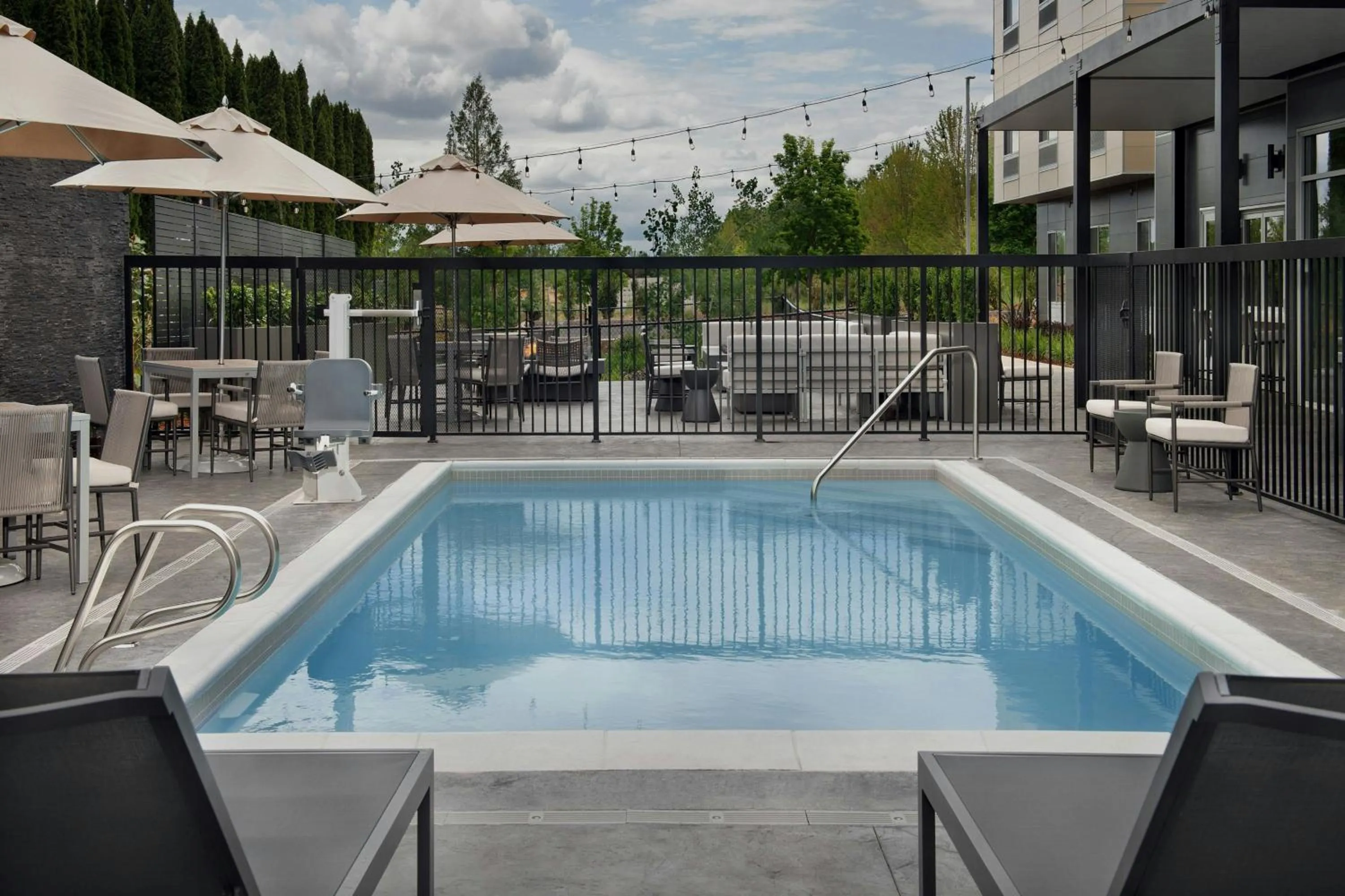 Swimming pool in Fairfield by Marriott Inn & Suites Portland Newberg