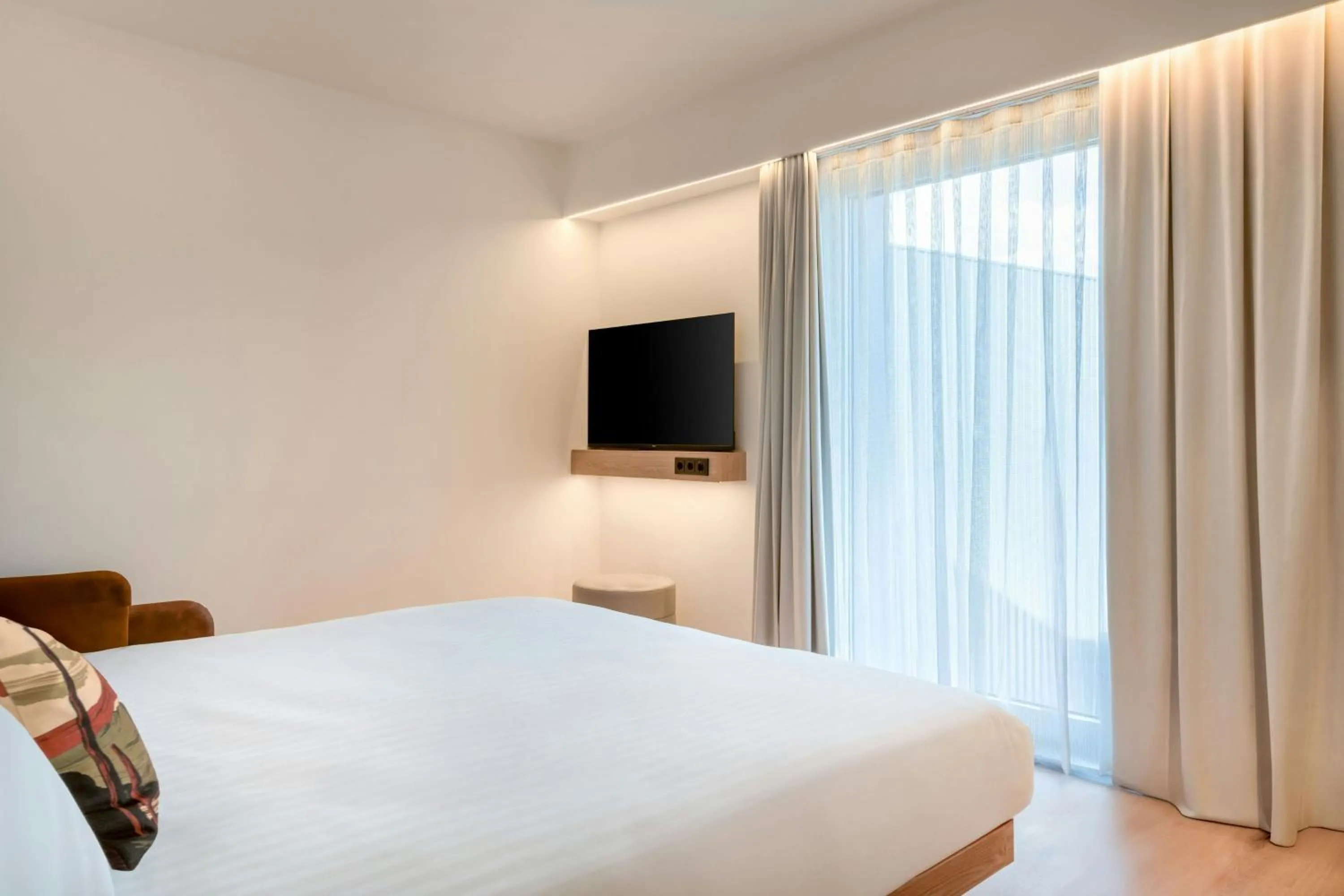 Photo of the whole room, Bed in Moxy Pompeii