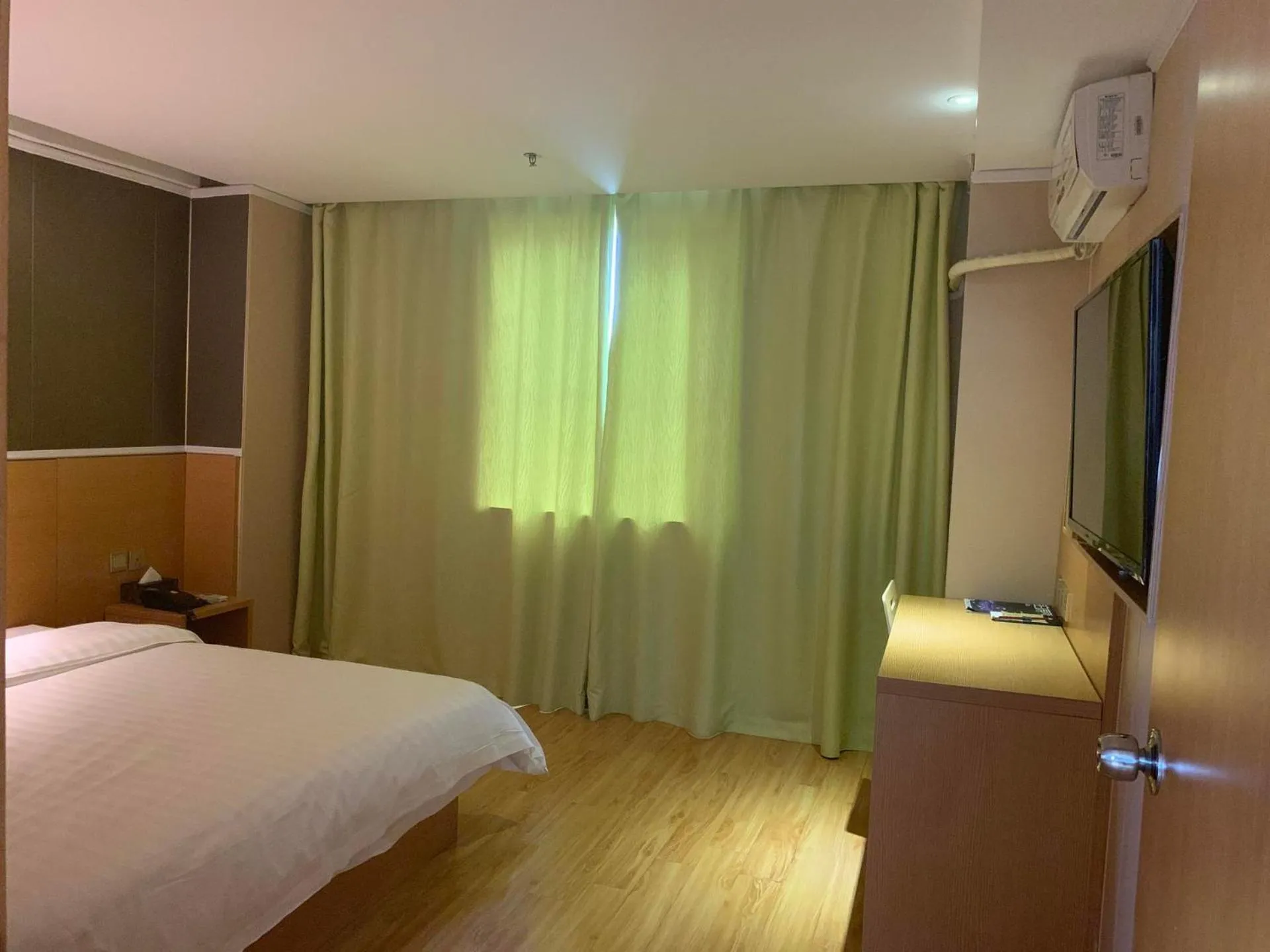 Bed in 7Days Inn Yunfu Luoding Central