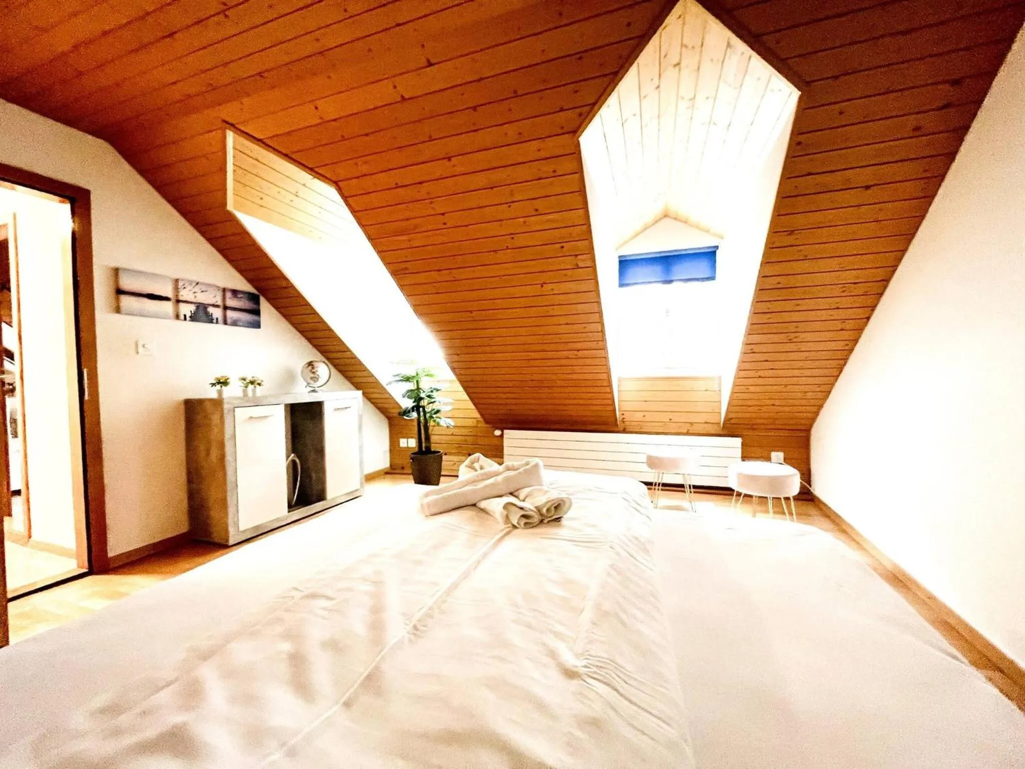 Bed in Einzigartige Schone Altbau- Wohnung Im Zentrum