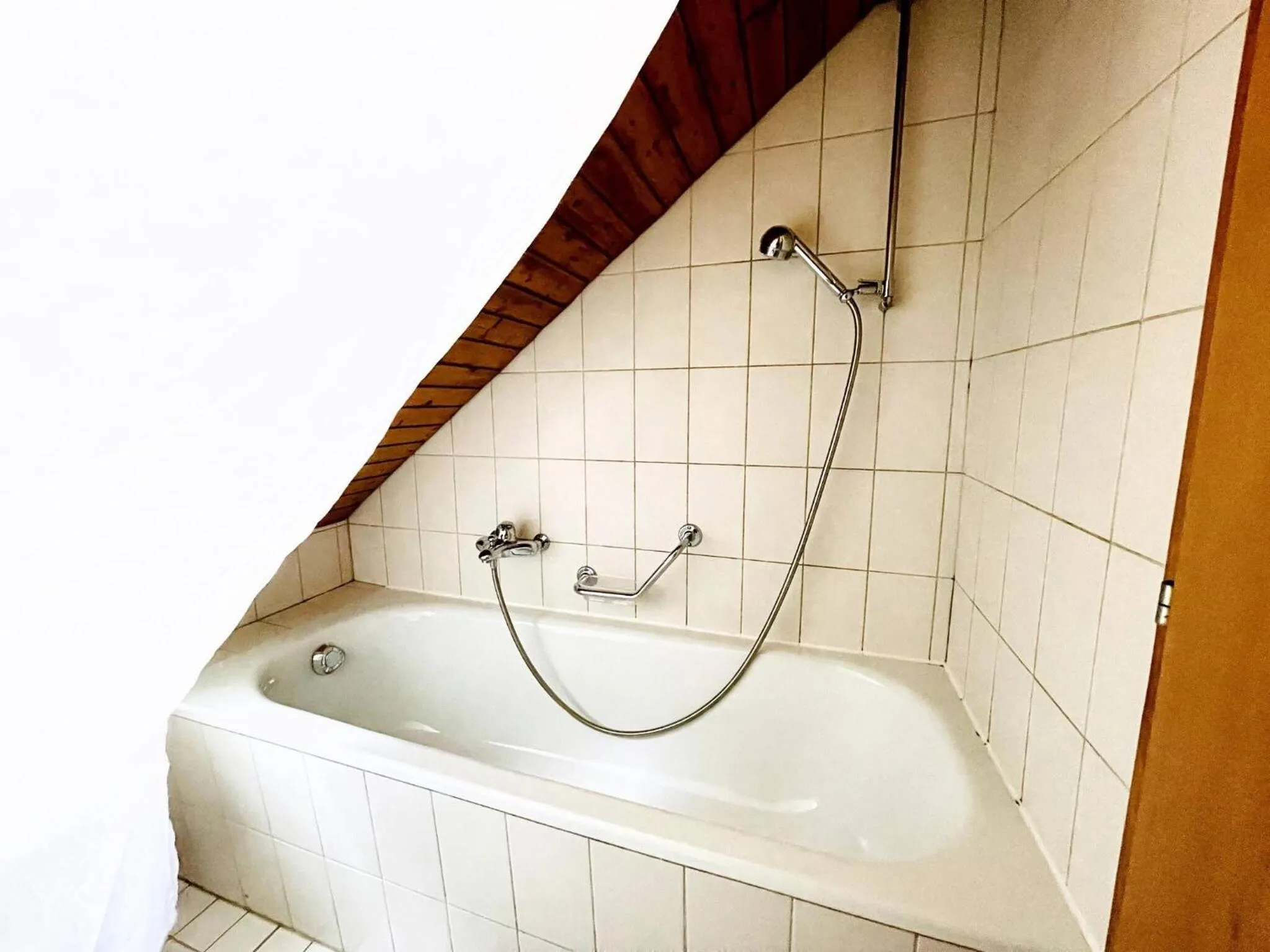 Einzigartige Schone Altbau- Wohnung Im Zentrum