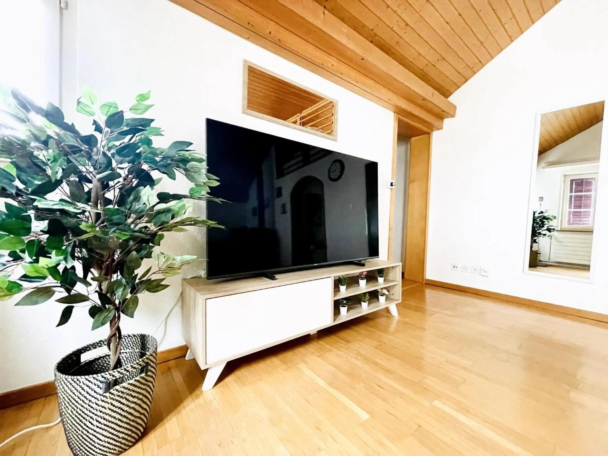 Einzigartige Schone Altbau- Wohnung Im Zentrum