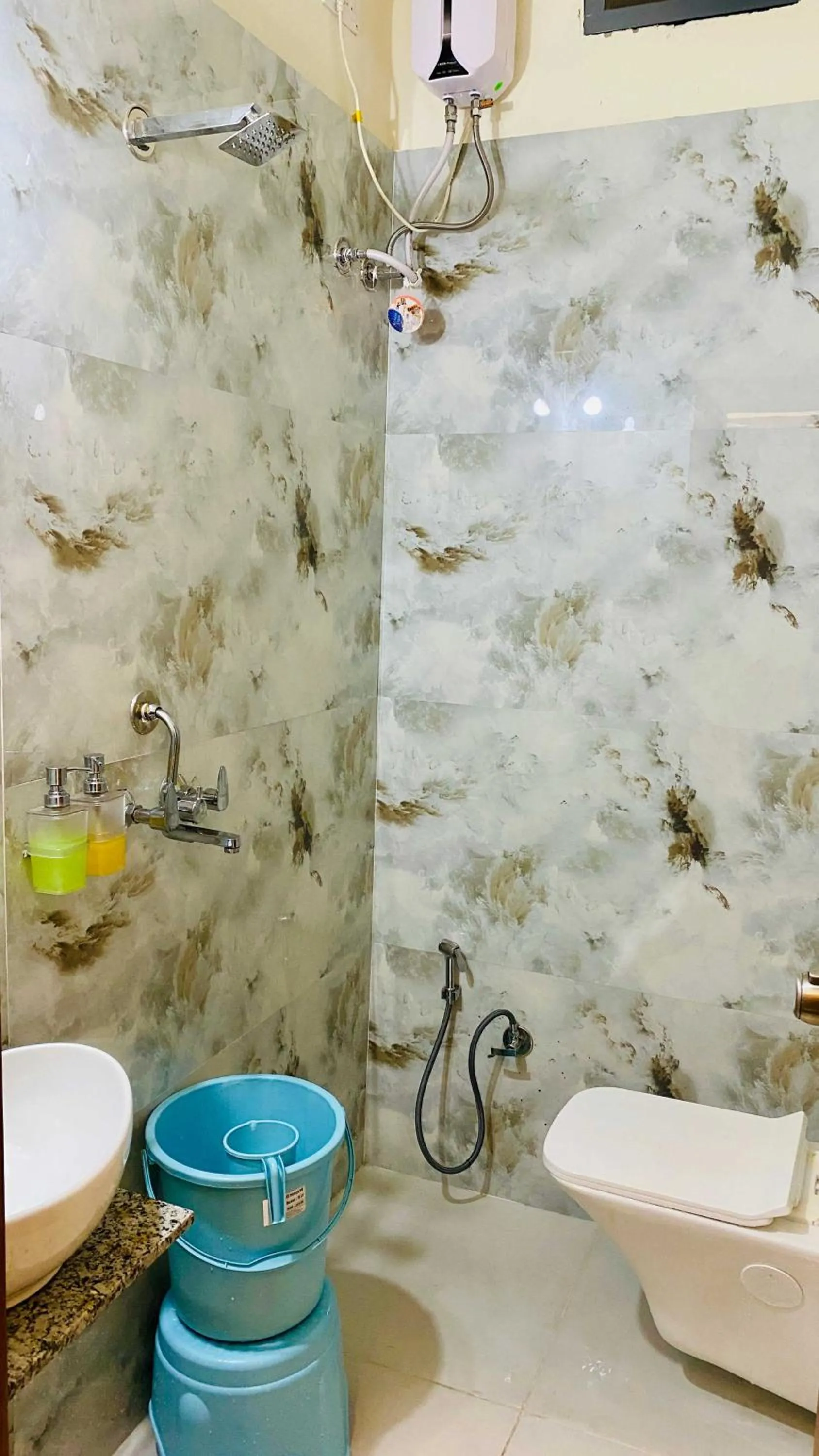 Shower in Hotel Krishnarchana