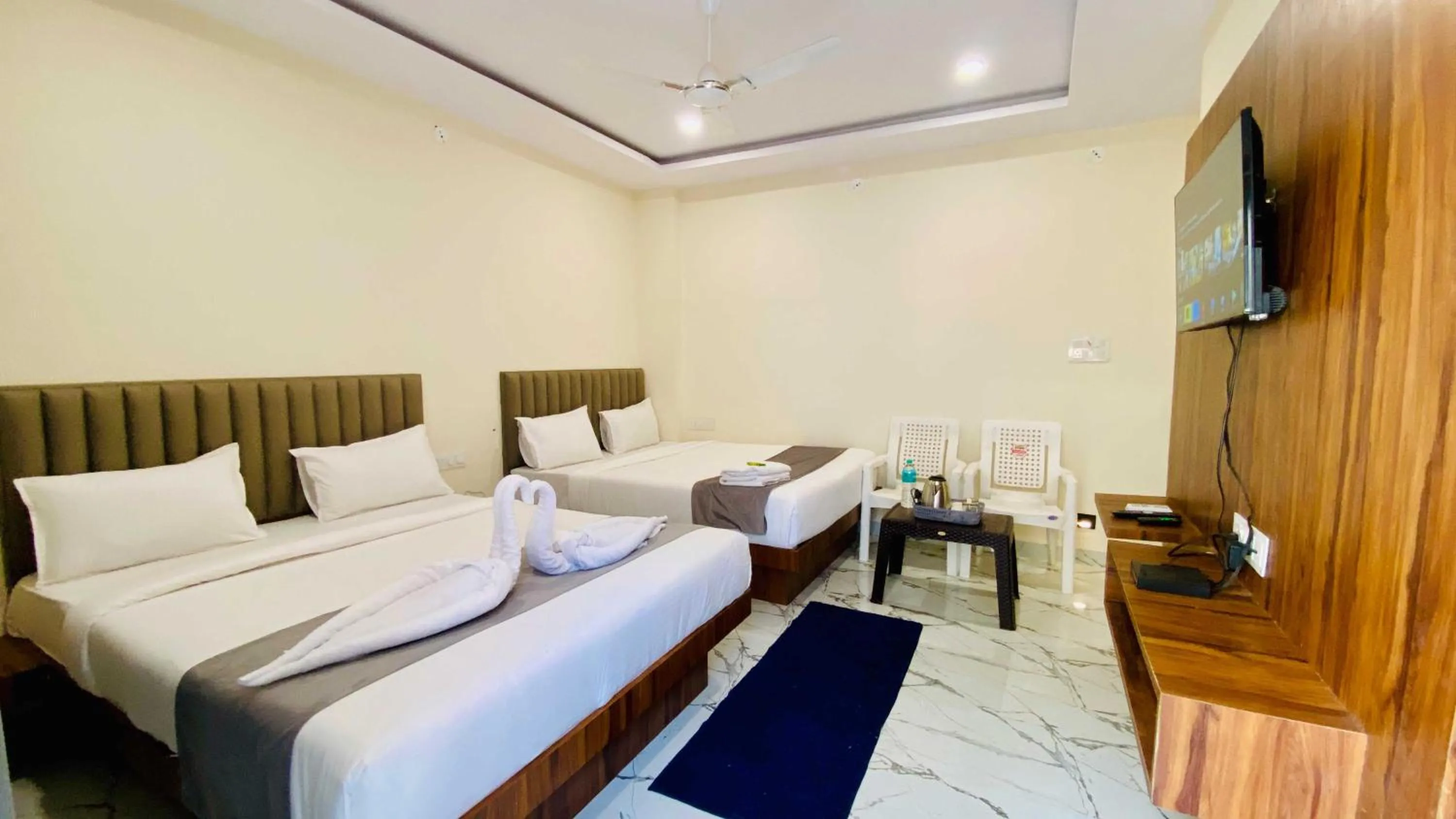 Communal lounge/ TV room, Bed in Hotel Krishnarchana