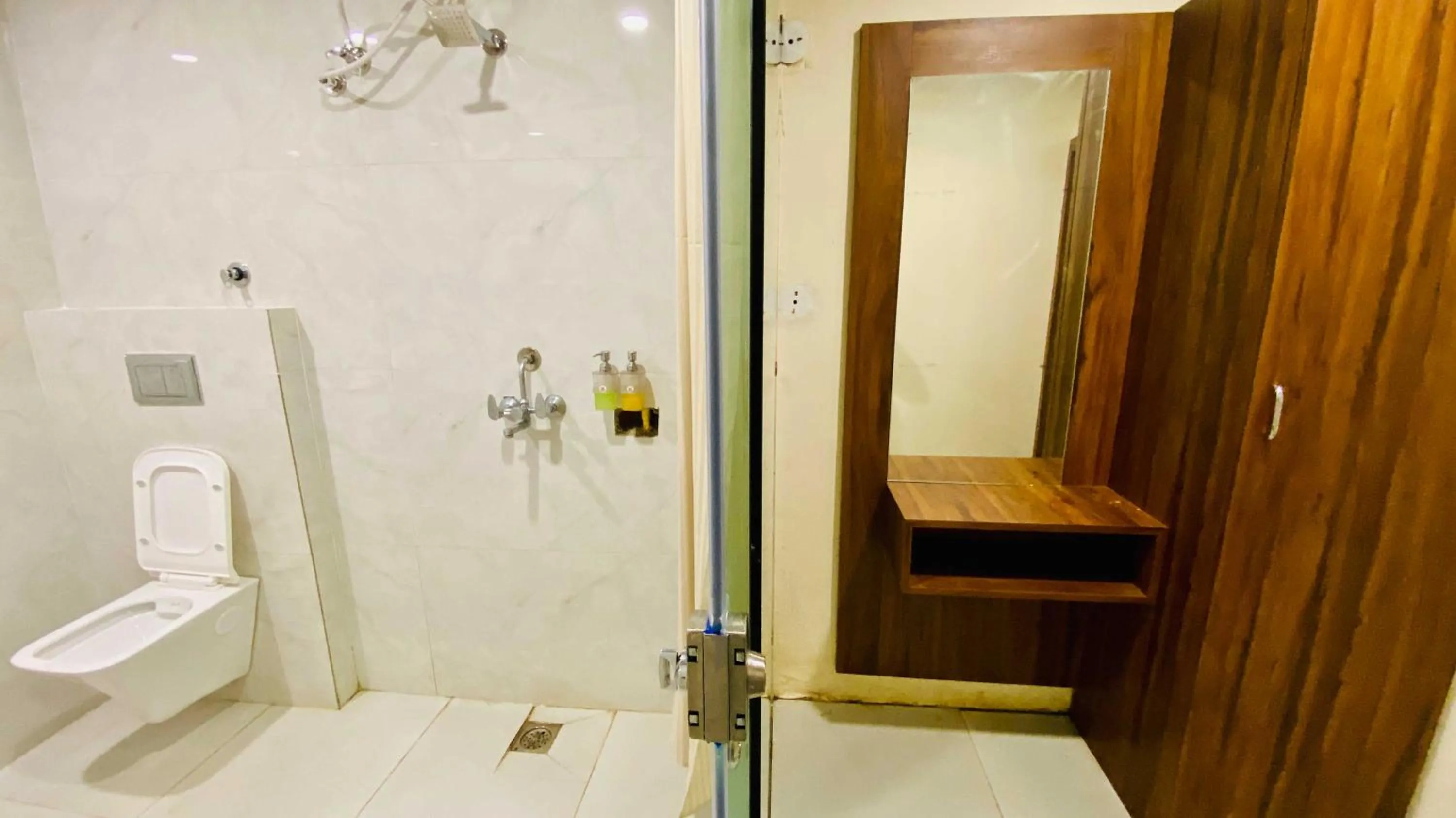 Shower in Hotel Krishnarchana