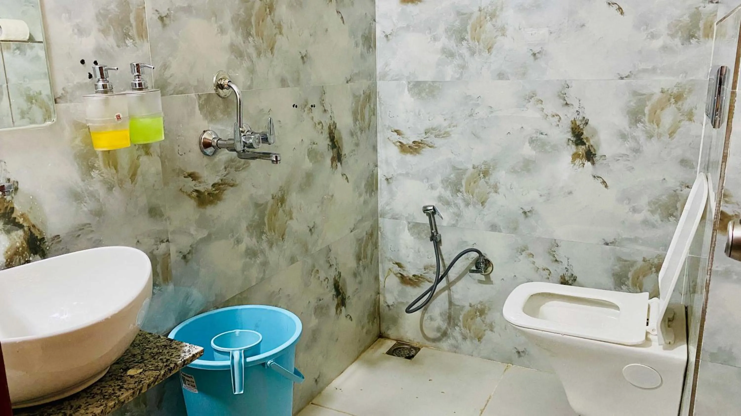 Shower in Hotel Krishnarchana