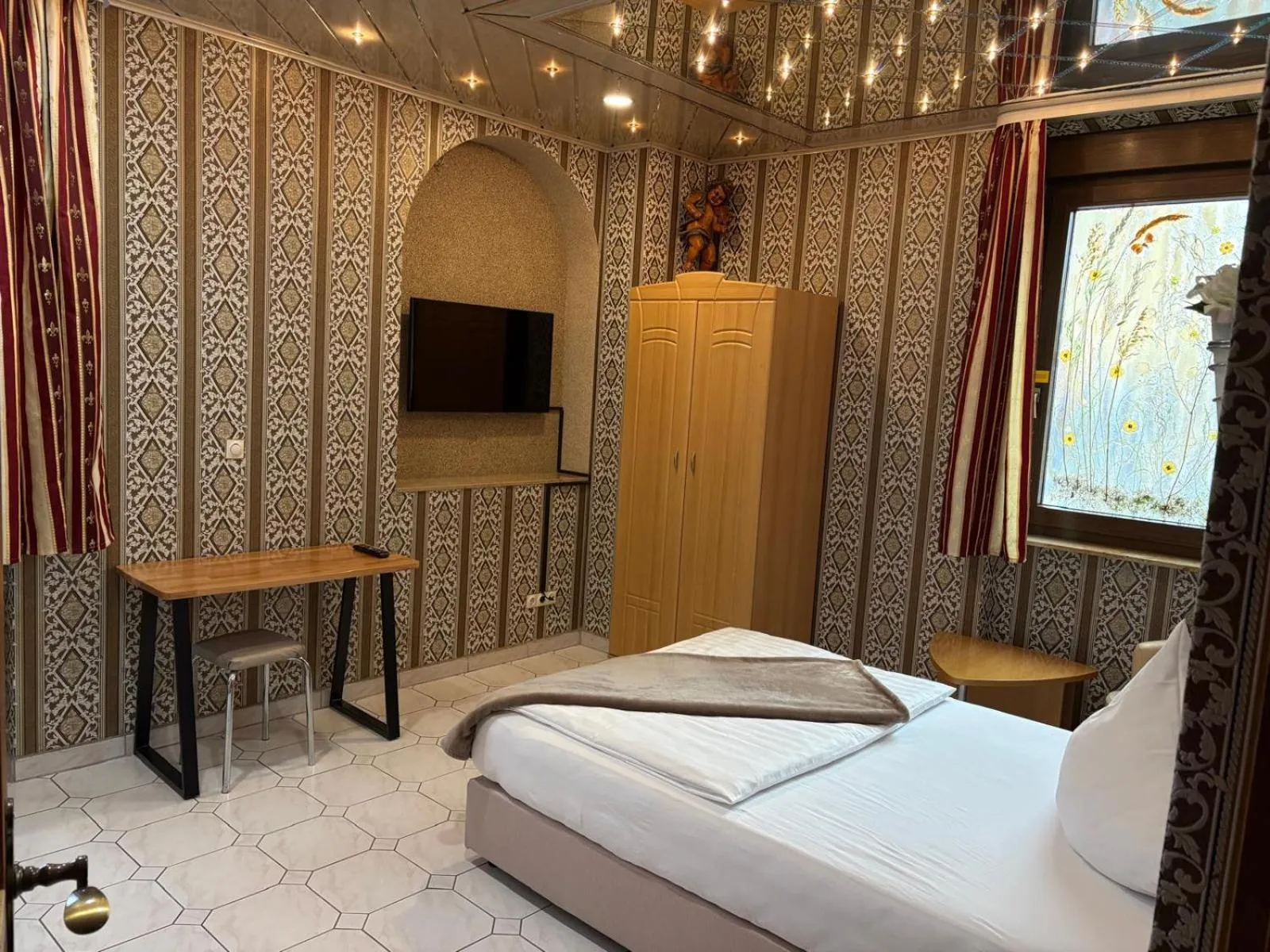 Single Room - single occupancy in Central Hotel