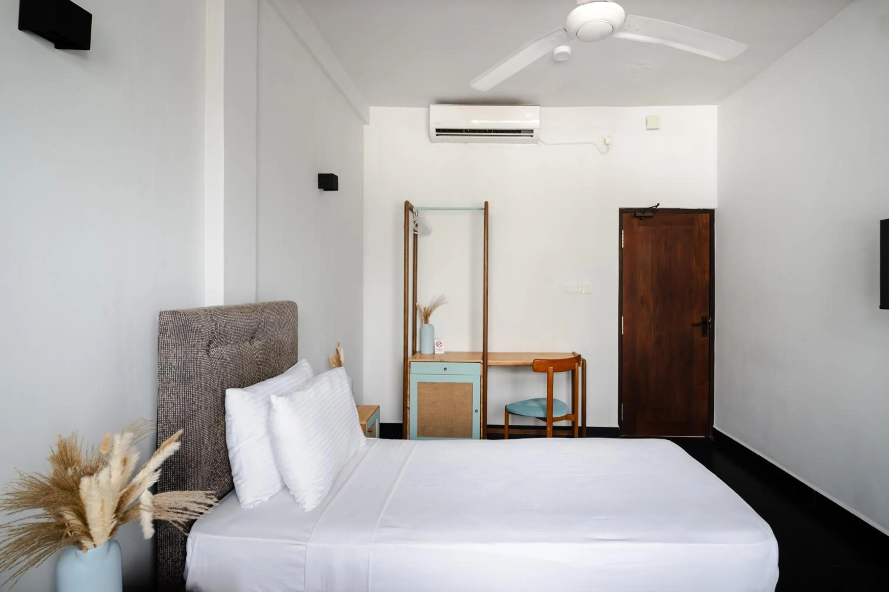 Bed in Moi Induruwa by DBI