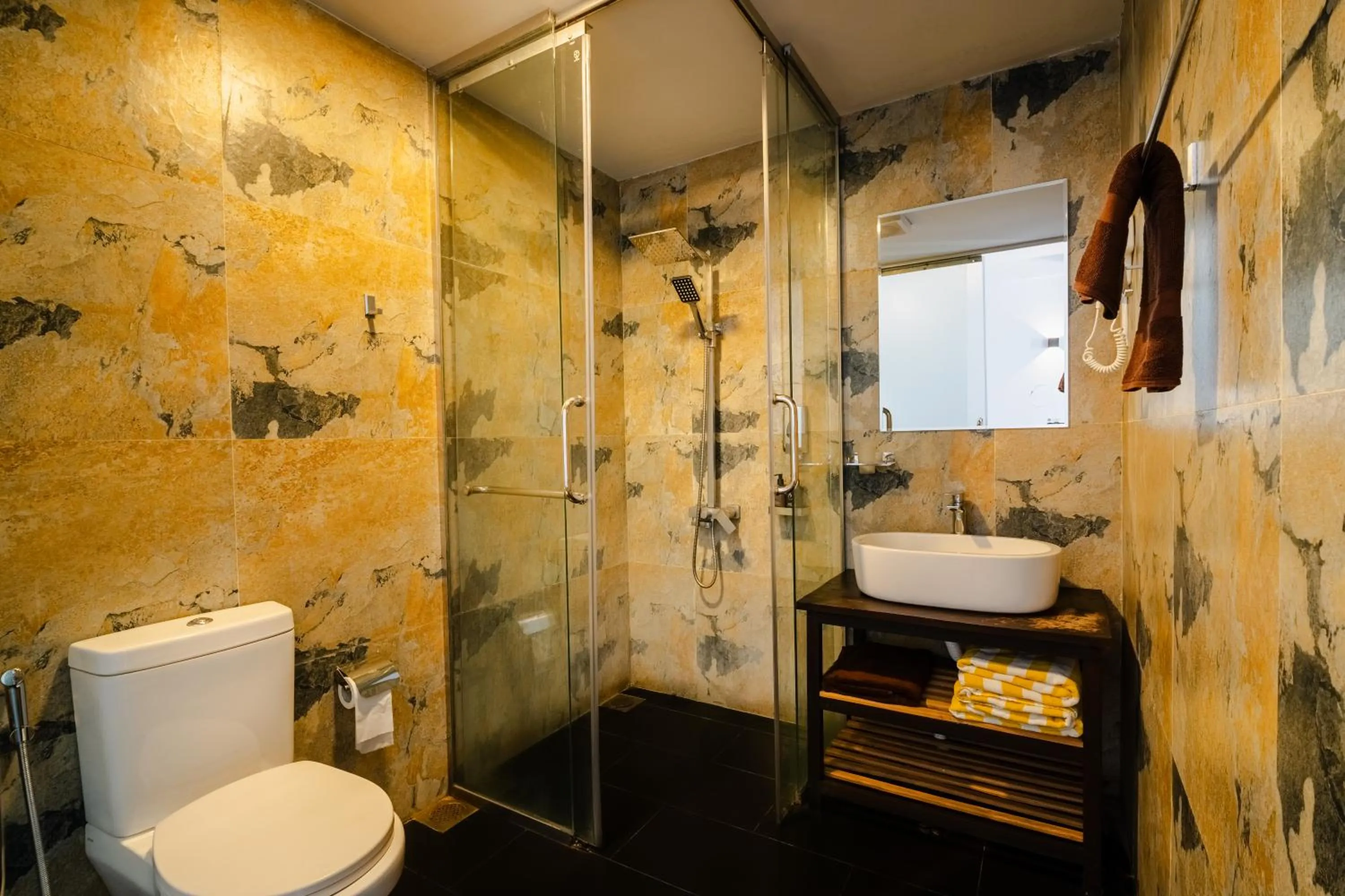 Toilet in Moi Induruwa by DBI